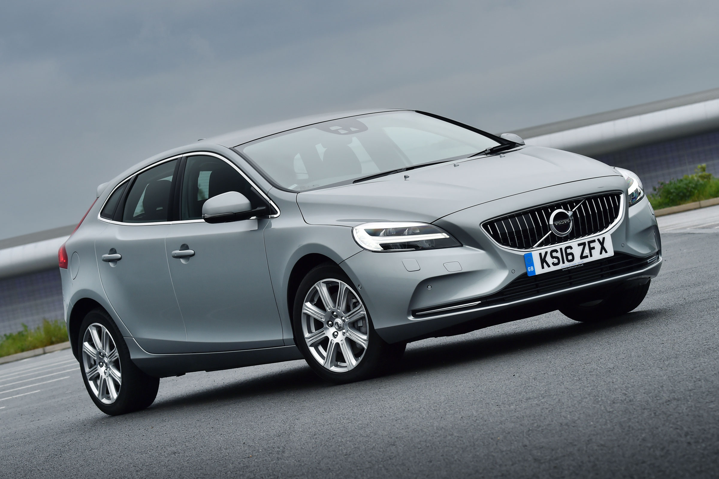 Volvo V40 2016 - front quarter