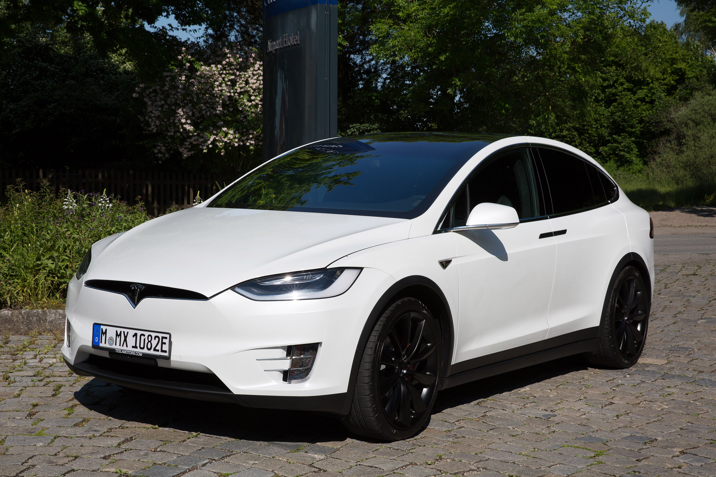 Tesla Model X - front static