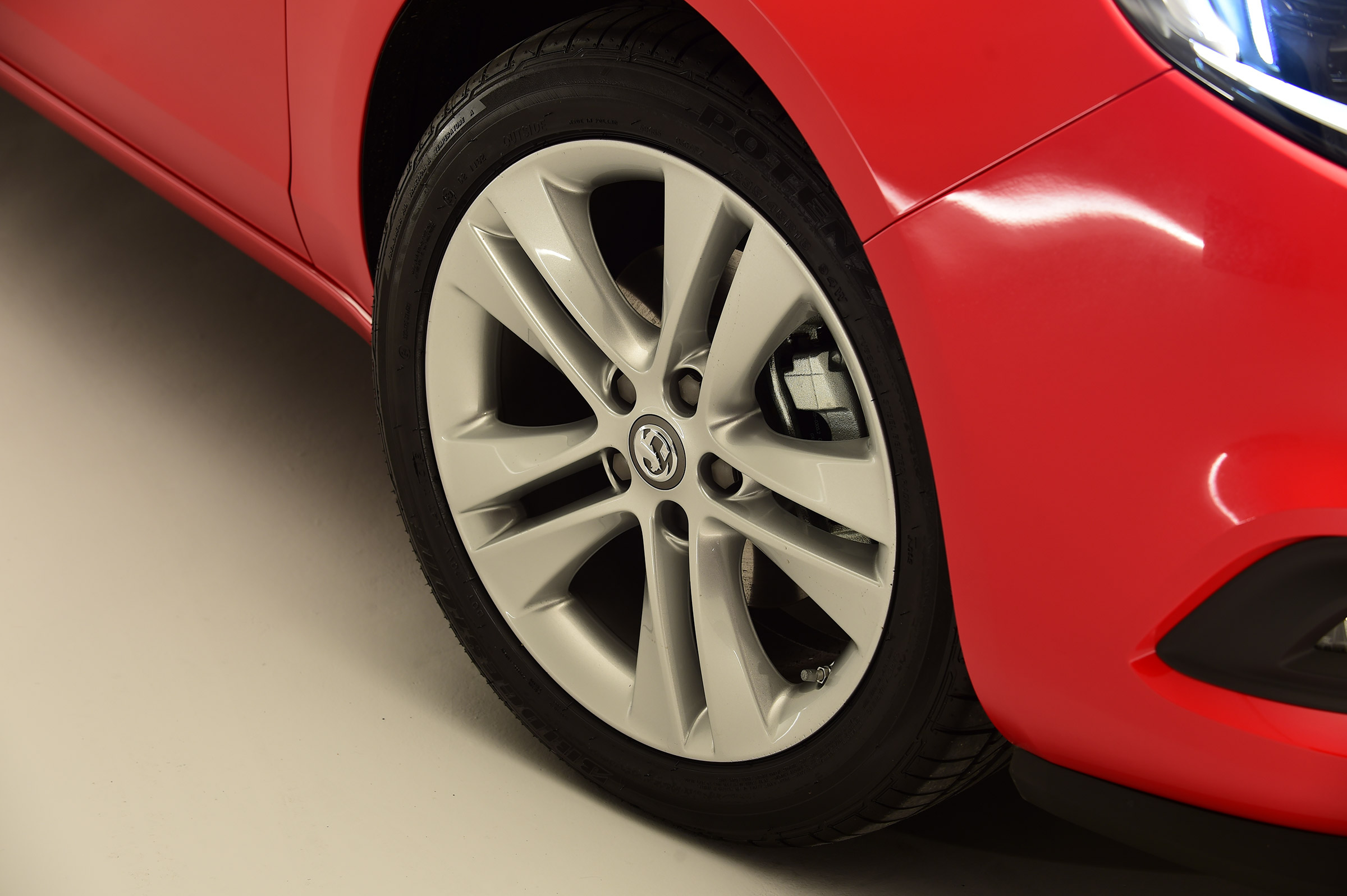 Vauxhall Zafira Tourer - studio wheel detail