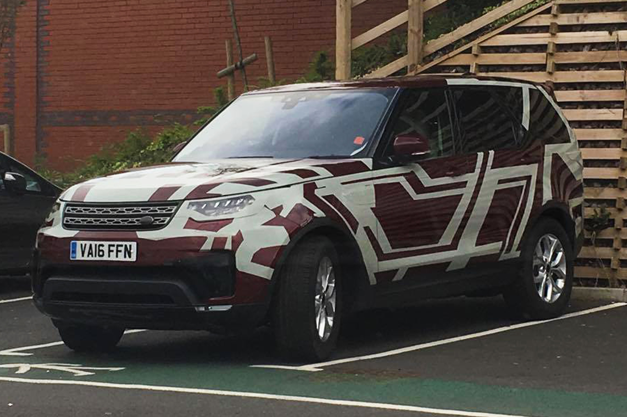 Land Rover Discovery 2017 red disguise