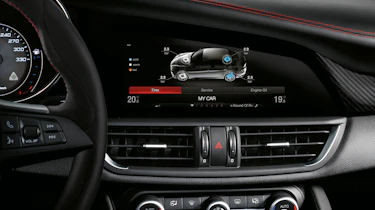 Alfa Romeo Giulia - screen