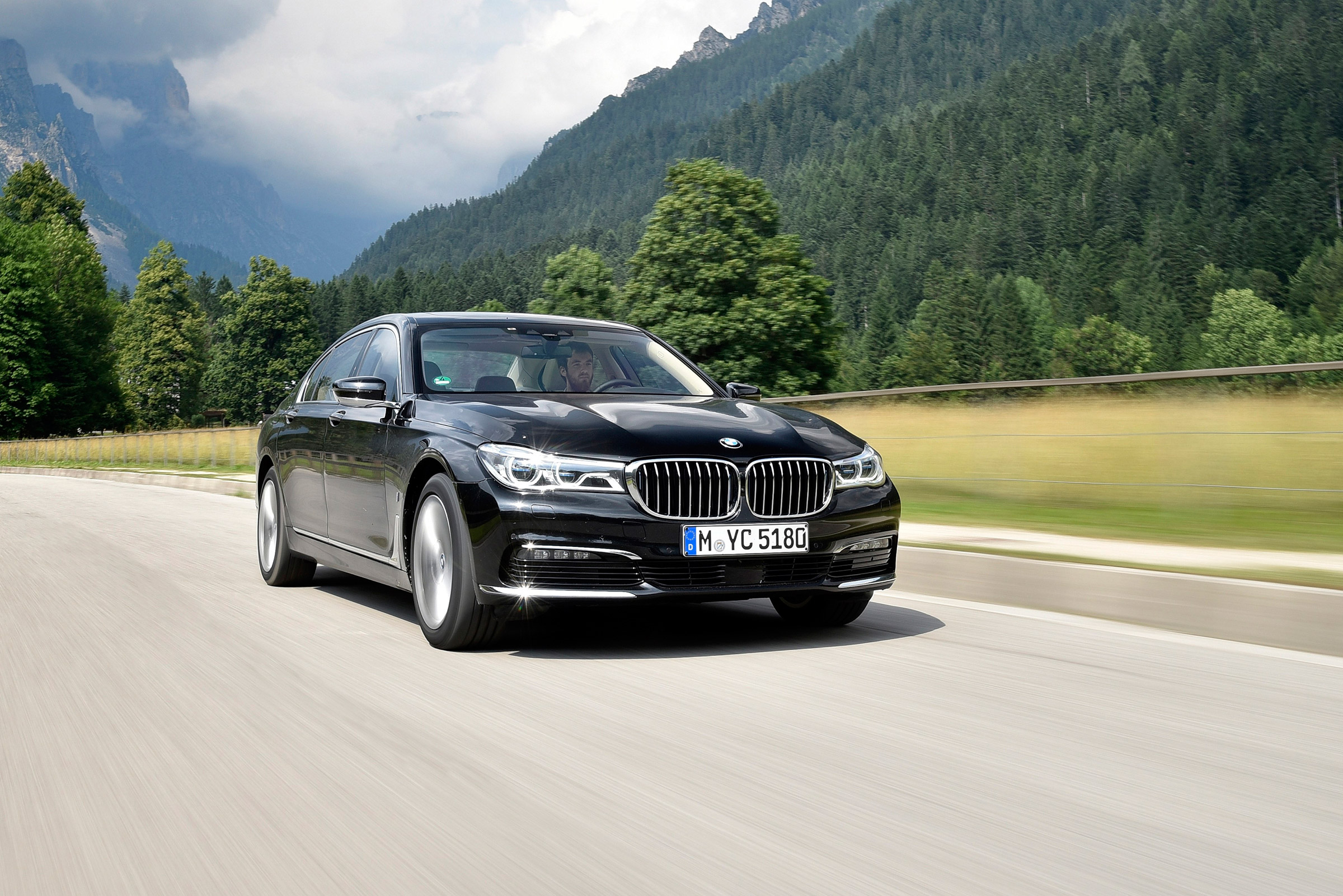 BMW 740e - front panning