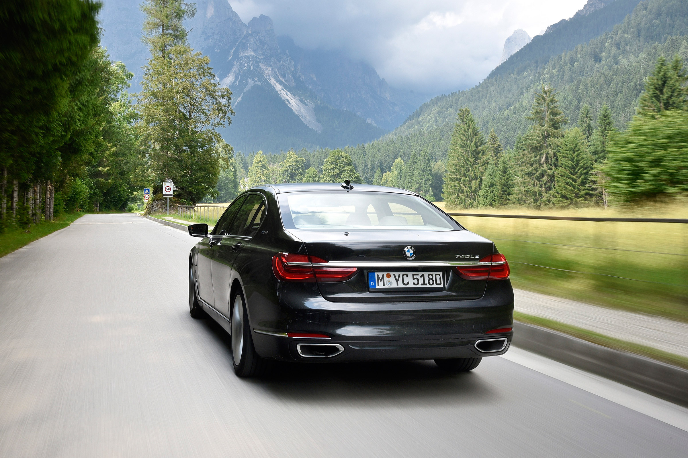 BMW 740e - rear panning