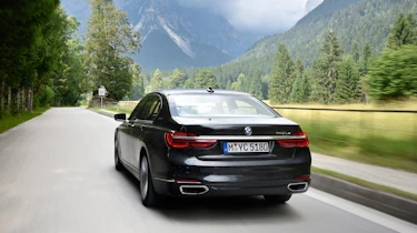 BMW 740e - rear panning