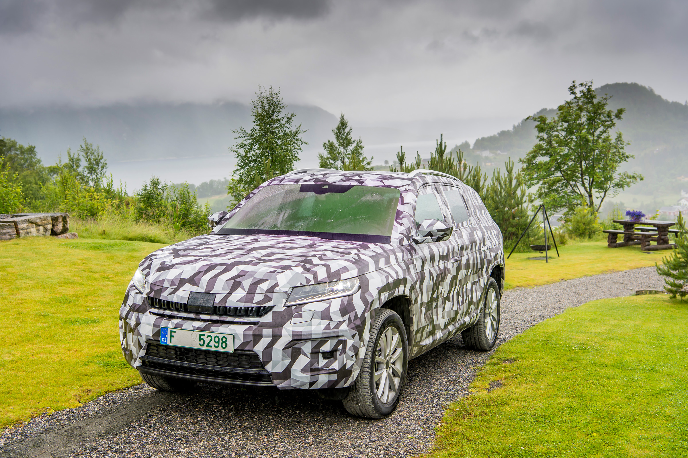 Skoda Kodiaq disguised - front quarter