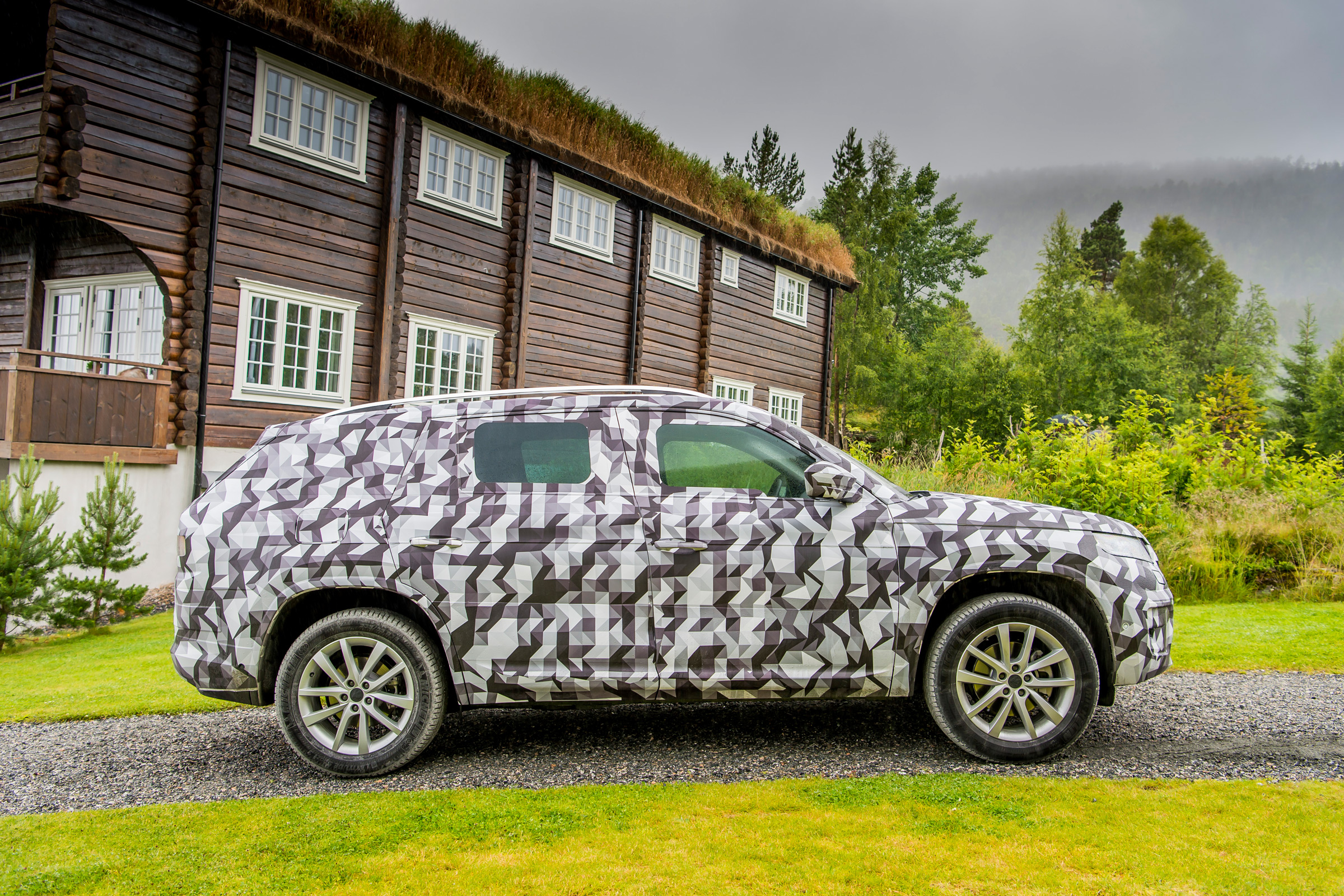 Skoda Kodiaq disguised - side