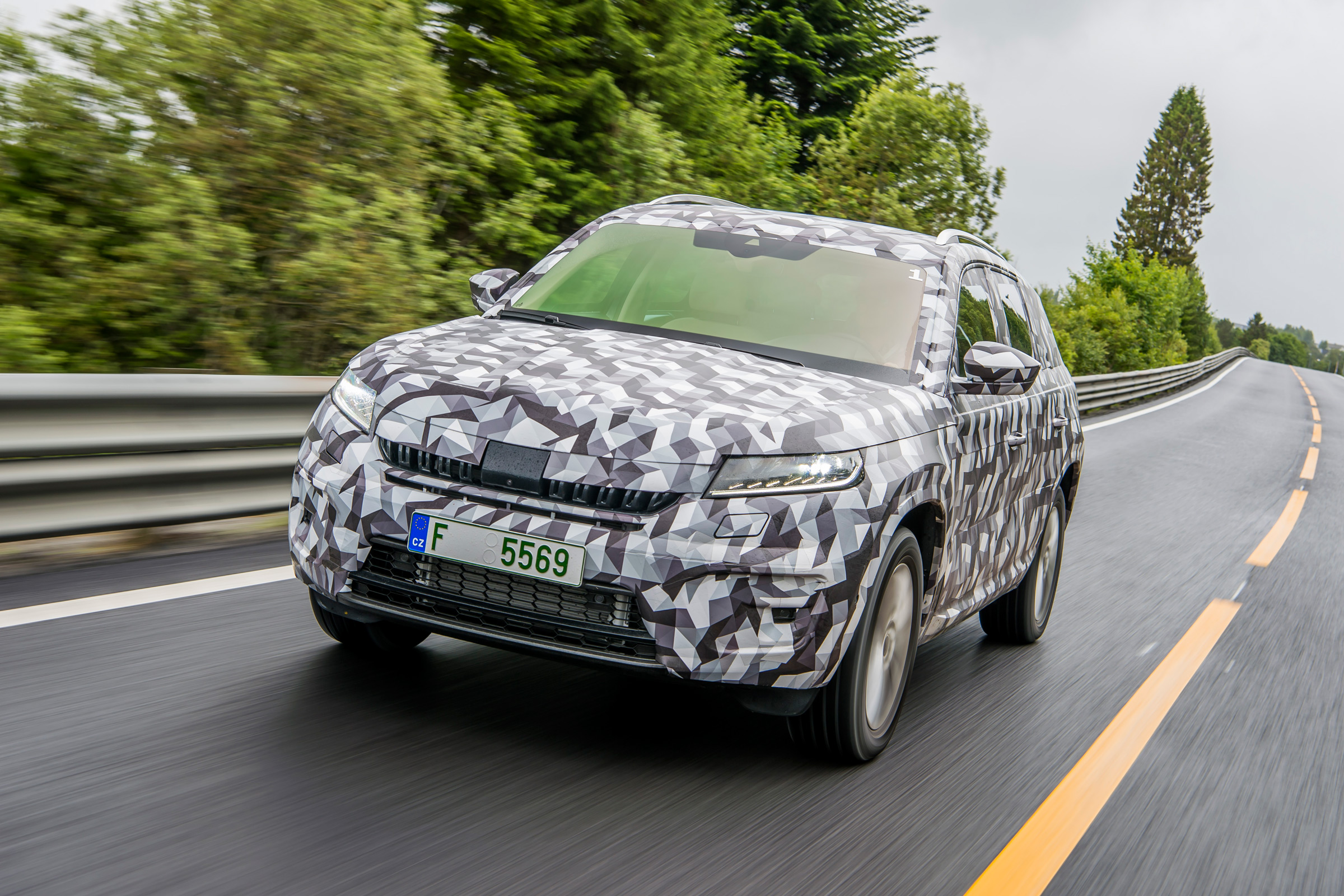 Skoda Kodiaq disguised - front tracking 2