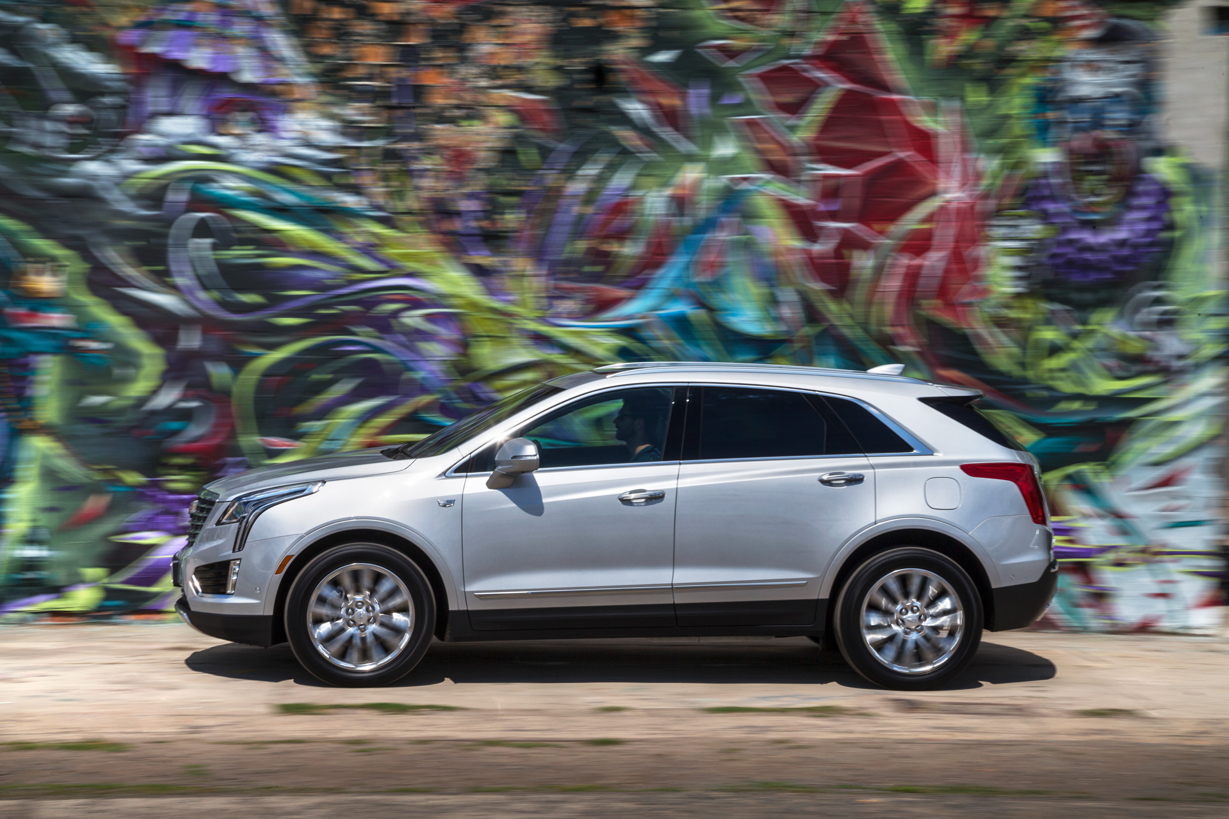 Cadillac XT5 SUV 2016 - side tracking