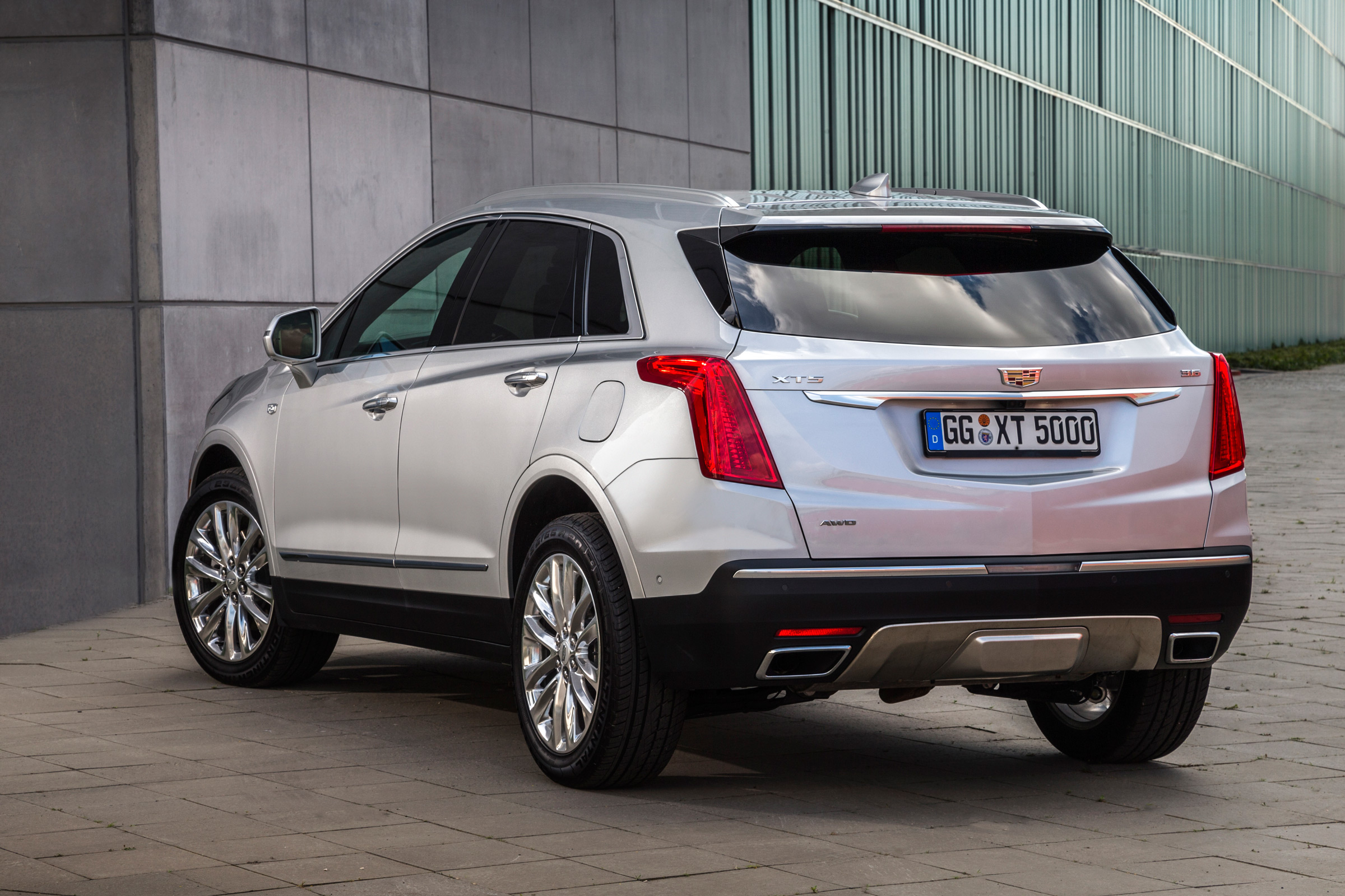 Cadillac XT5 SUV 2016 - rear quarter