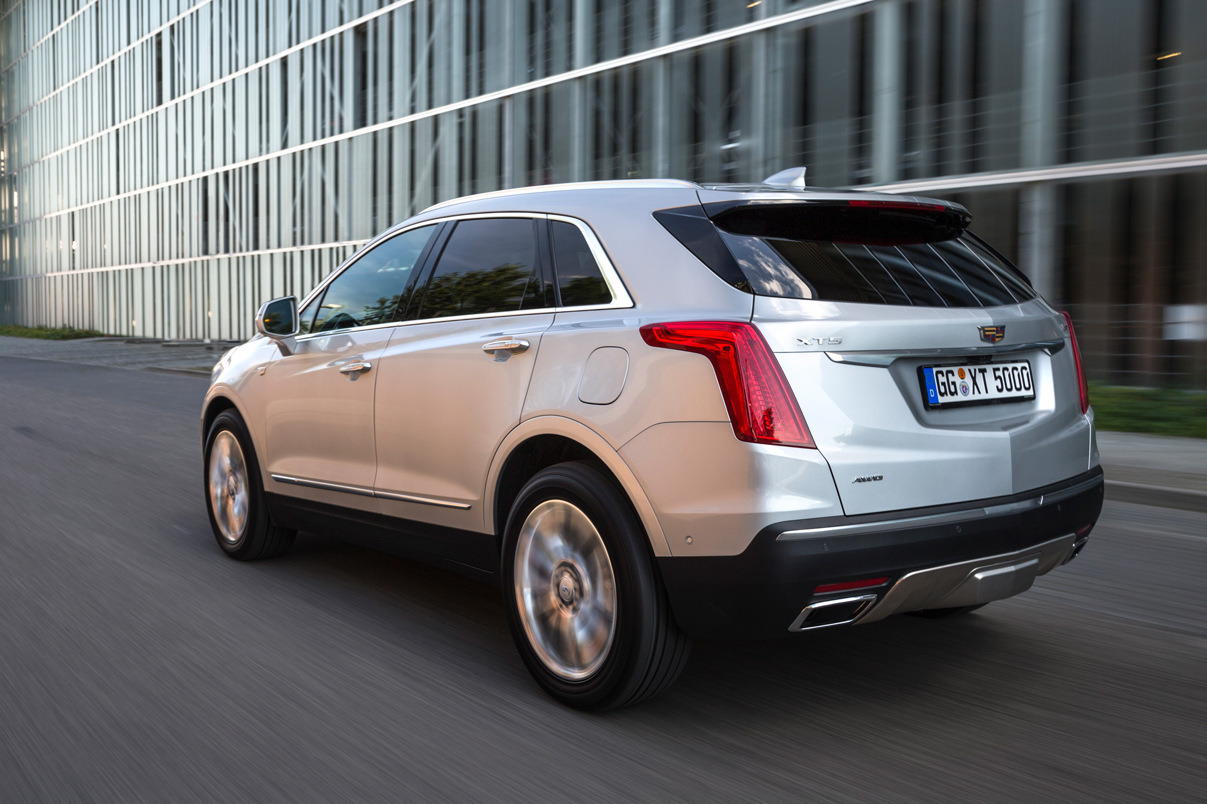 Cadillac XT5 SUV 2016 - rear tracking