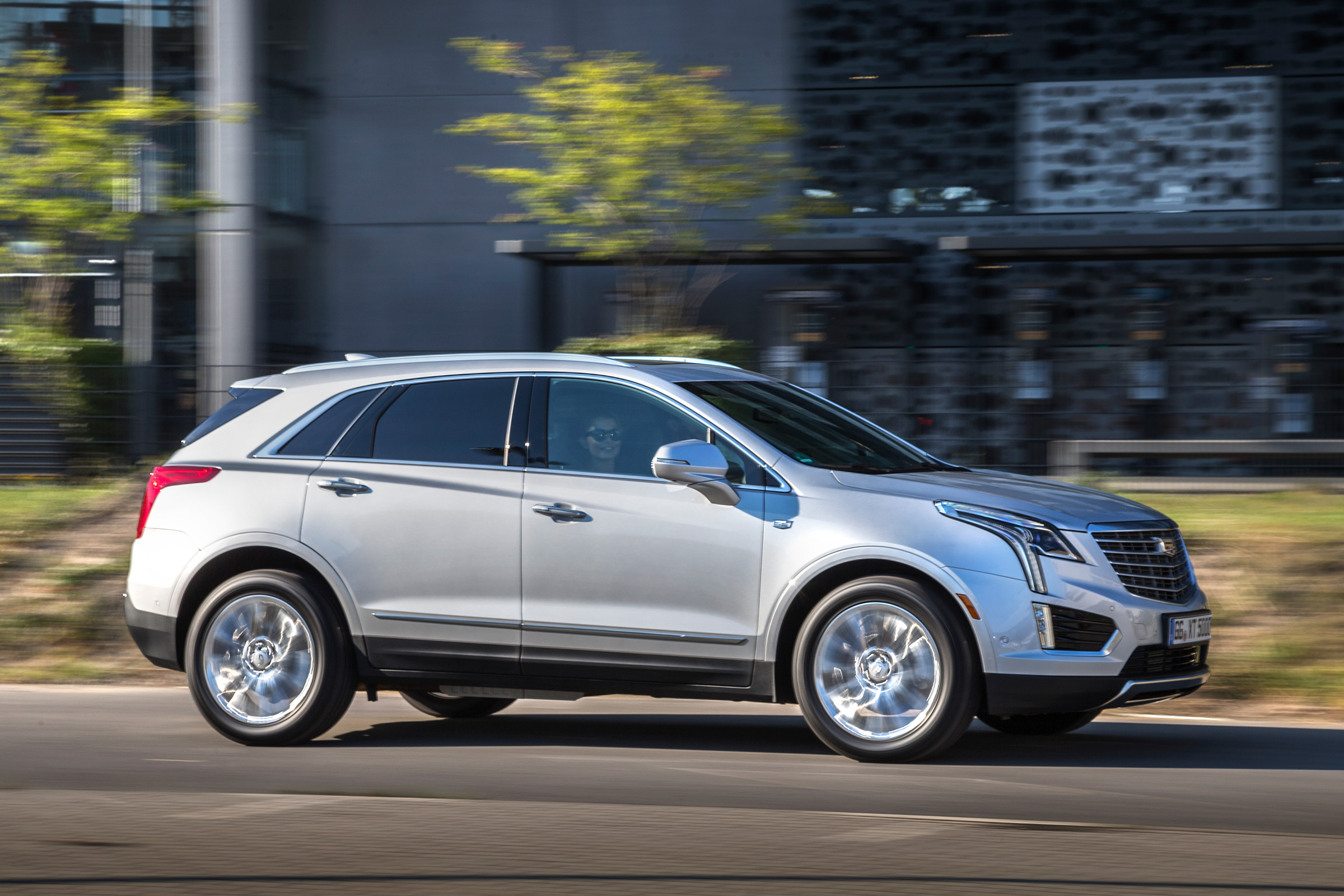 Cadillac XT5 SUV 2016 - side tracking