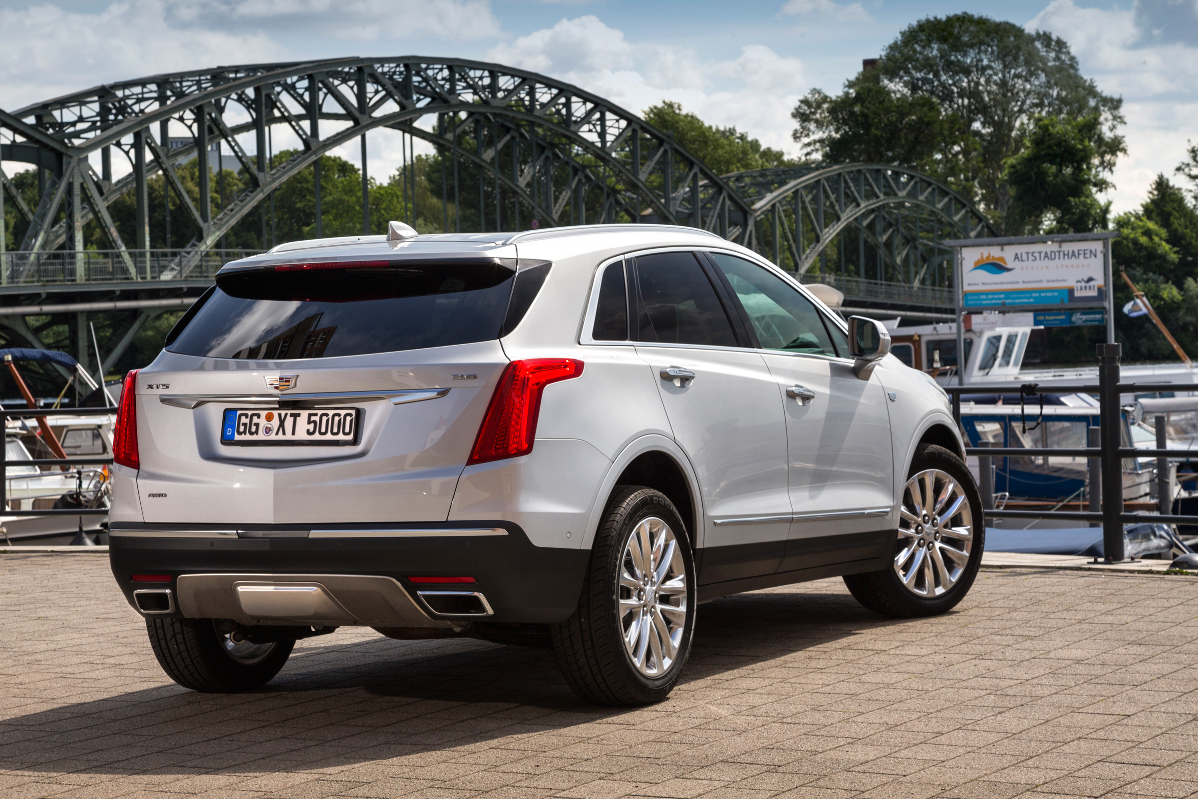 Cadillac XT5 SUV 2016 - rear quarter 2