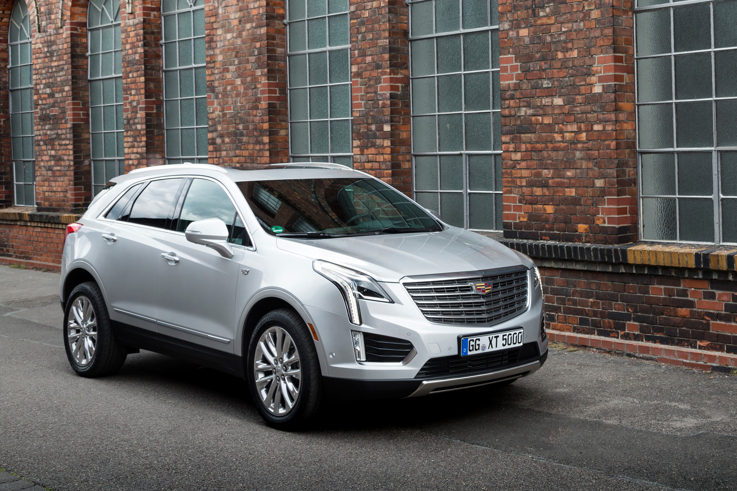 Cadillac XT5 SUV 2016 - front quarter