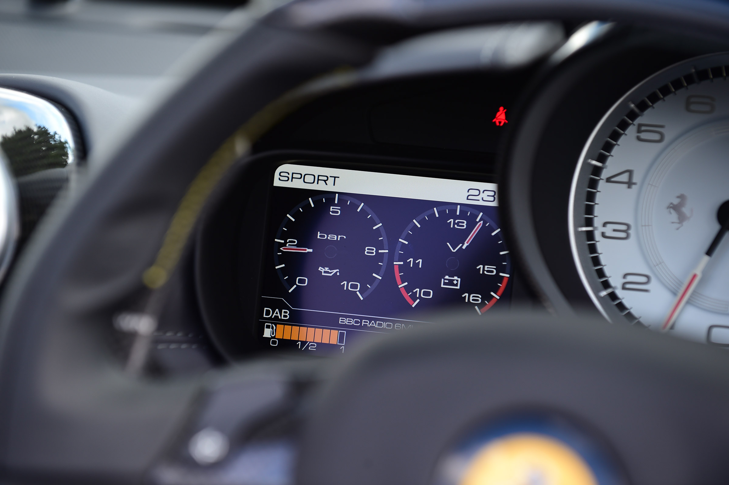 Ferrari California T Handling Speciale - dials