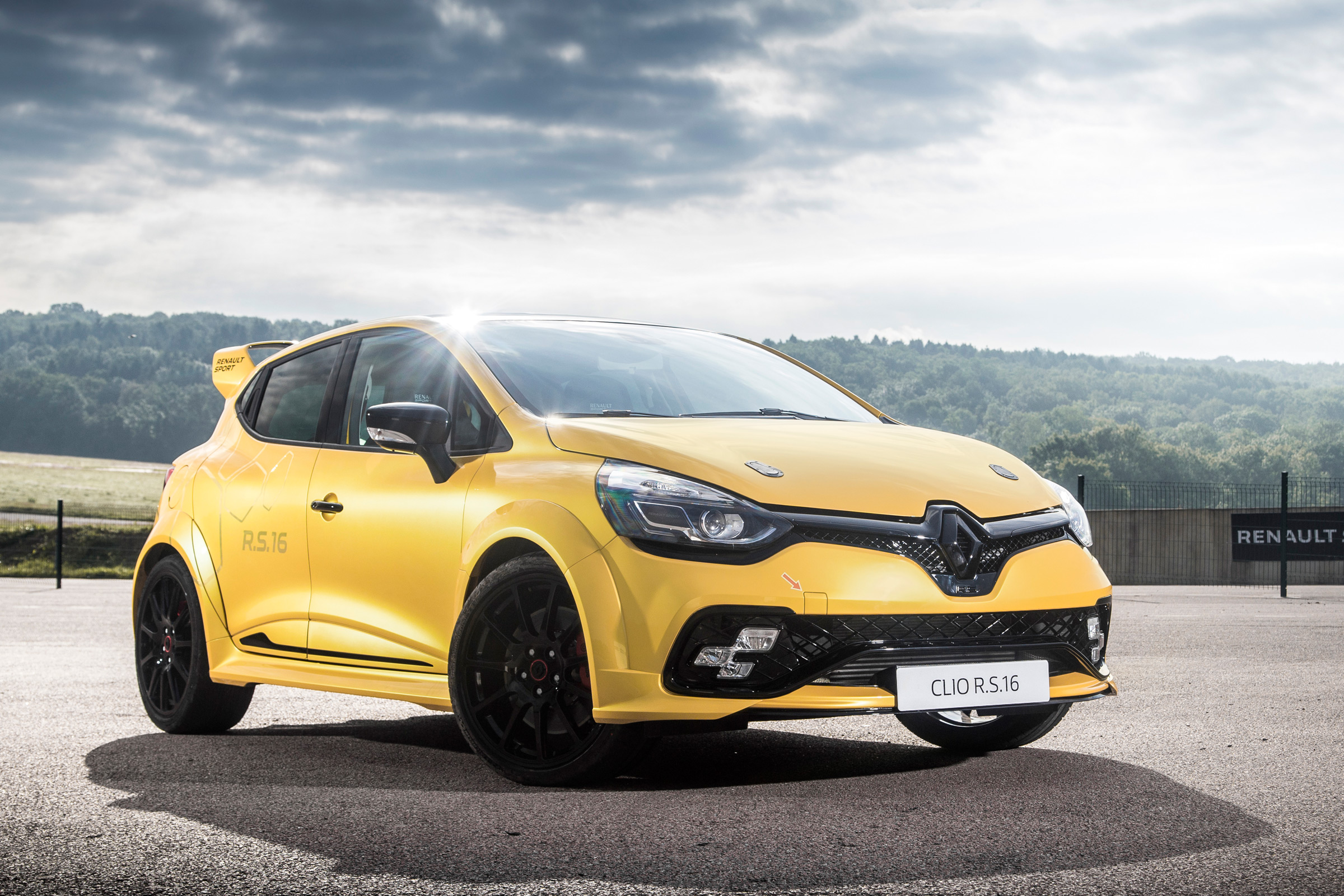 Renault Clio RenaultSport R.S.16 2016 - front quarter