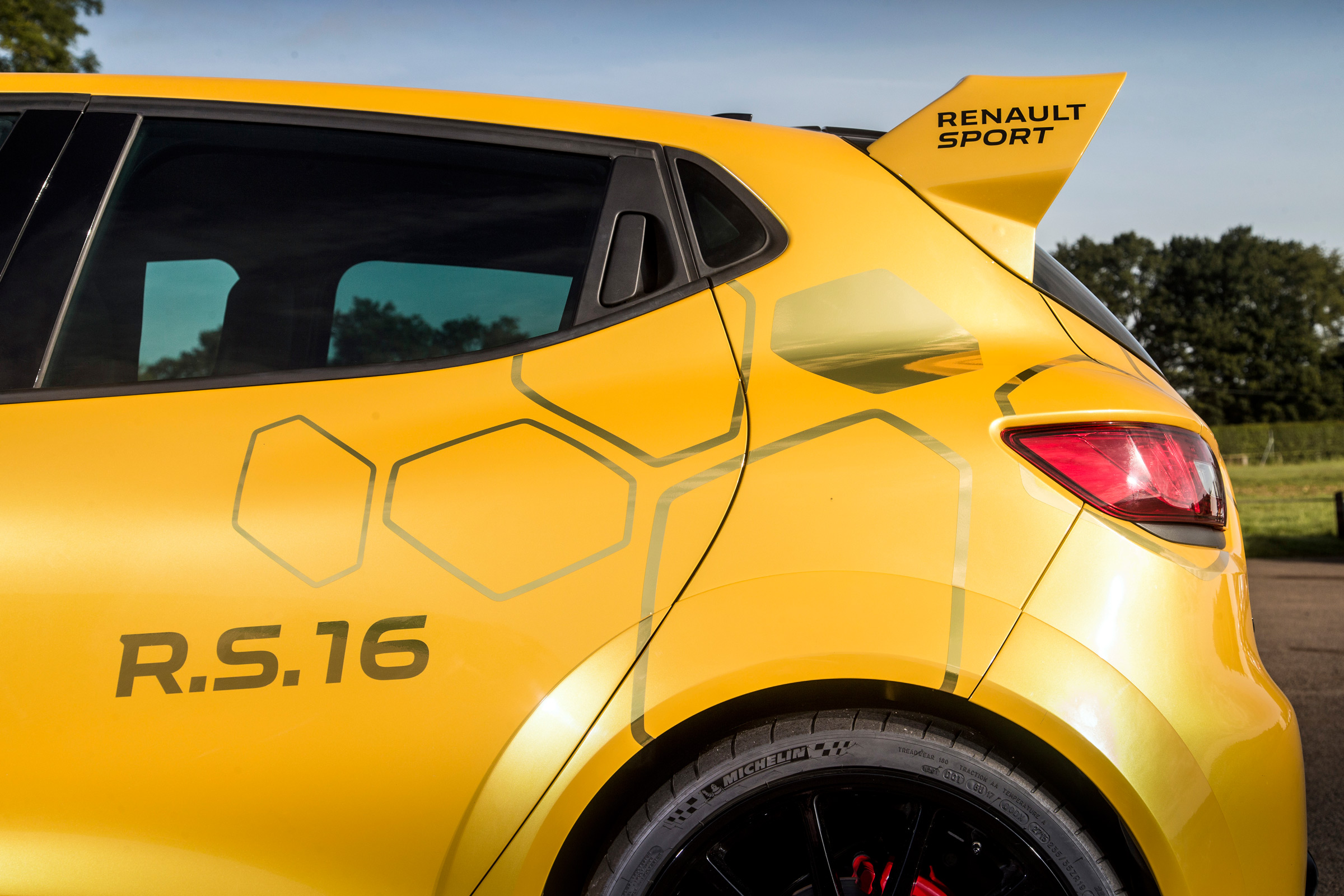Renault Clio RenaultSport R.S.16 2016 - rear flank