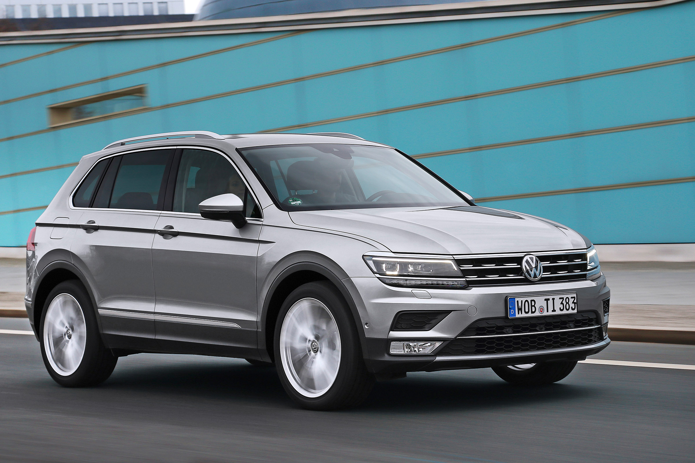 Volkswagen Tiguan bi-turbo - front action