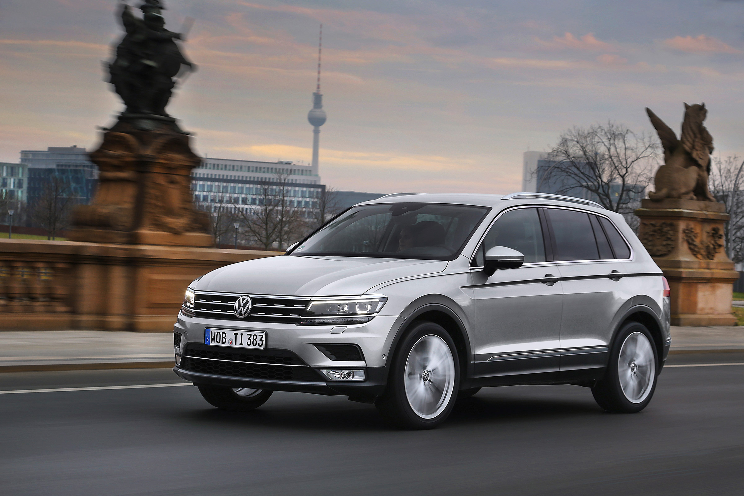 Volkswagen Tiguan bi-turbo - front driving