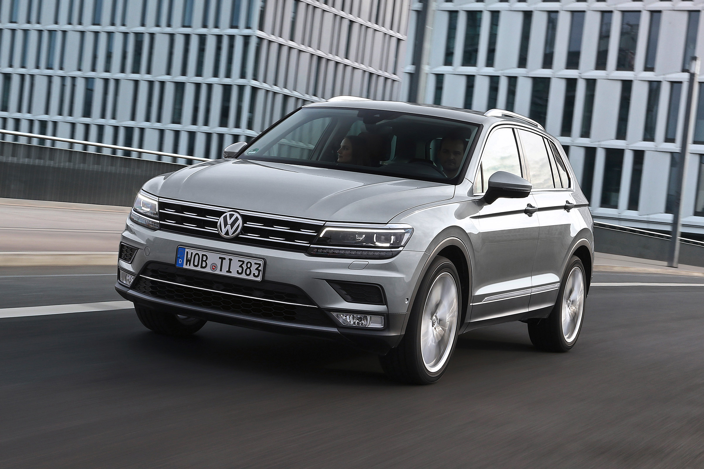 Volkswagen Tiguan bi-turbo - front tracking