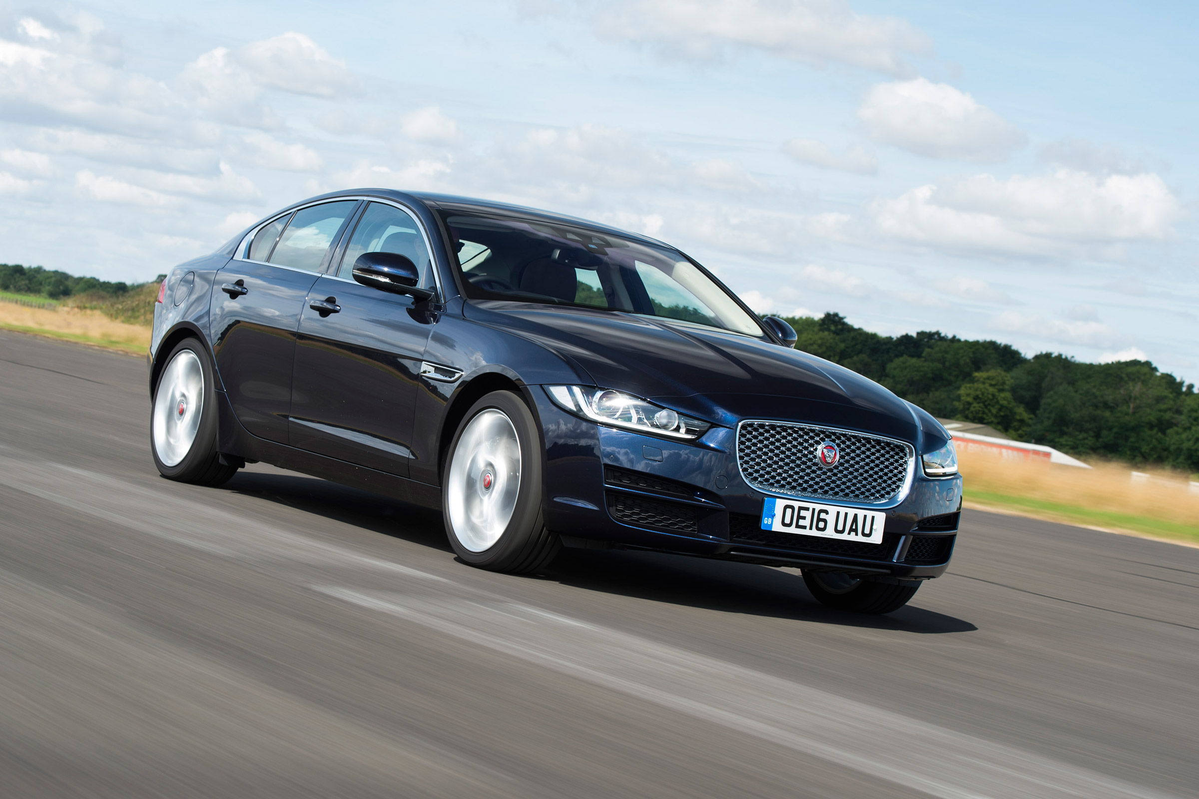 Jaguar XE AWD - front tracking