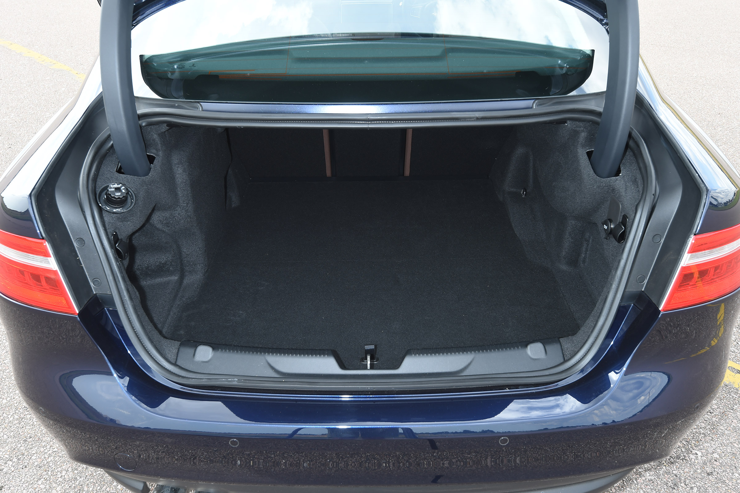 Jaguar XE AWD - boot