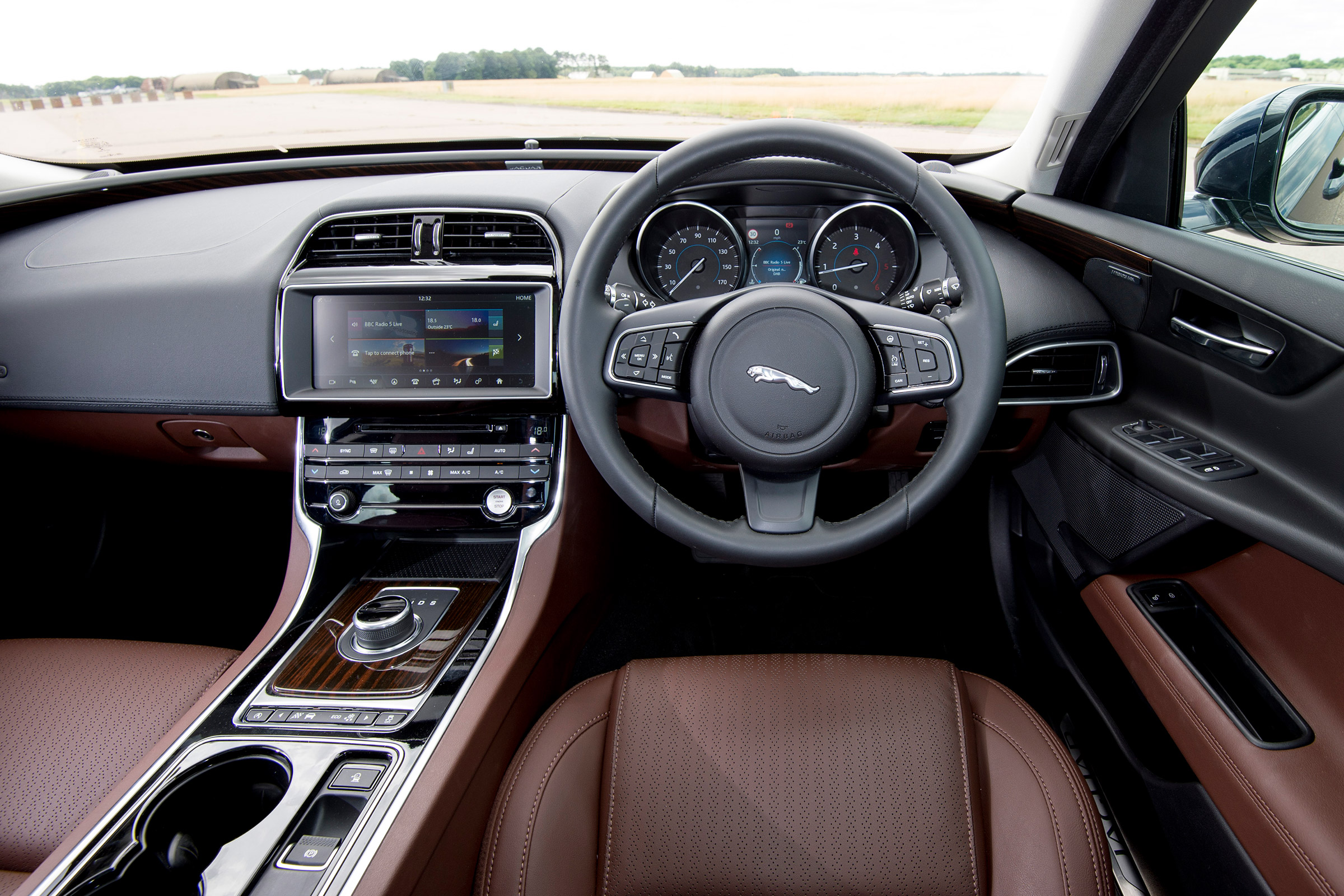 Jaguar XE AWD - dash