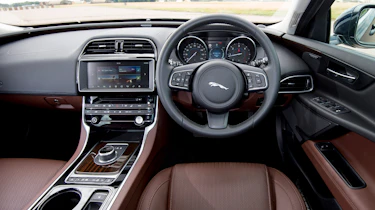 Jaguar XE AWD - dash