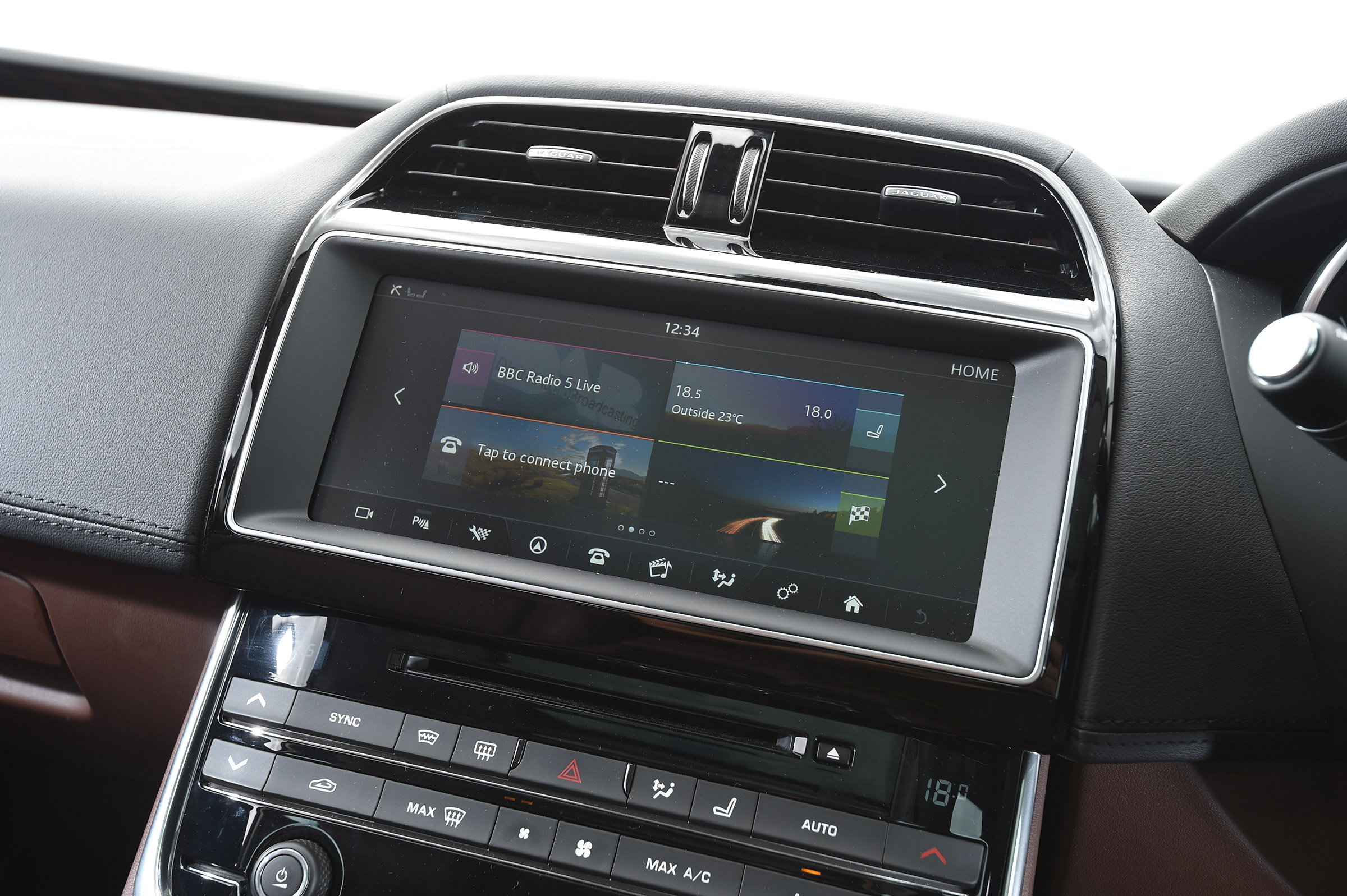Jaguar XE AWD - infotainment screen