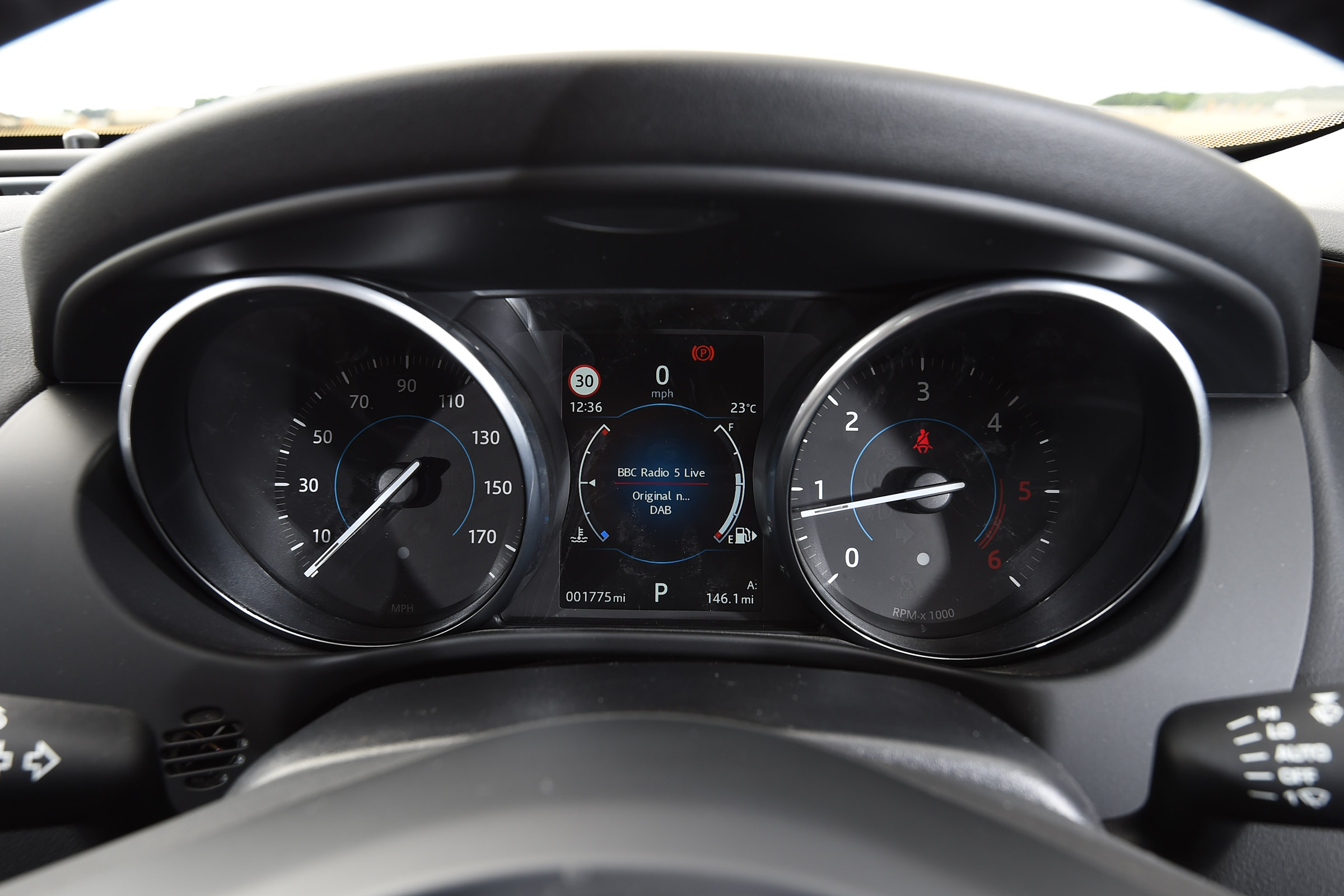 Jaguar XE AWD - dials