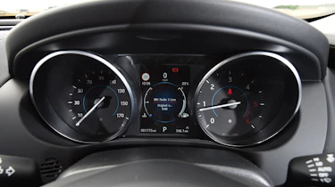 Jaguar XE AWD - dials
