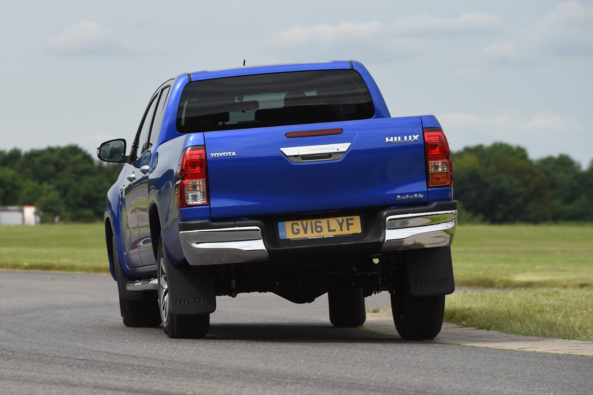 Toyota Hilux 2016 - rear cornering