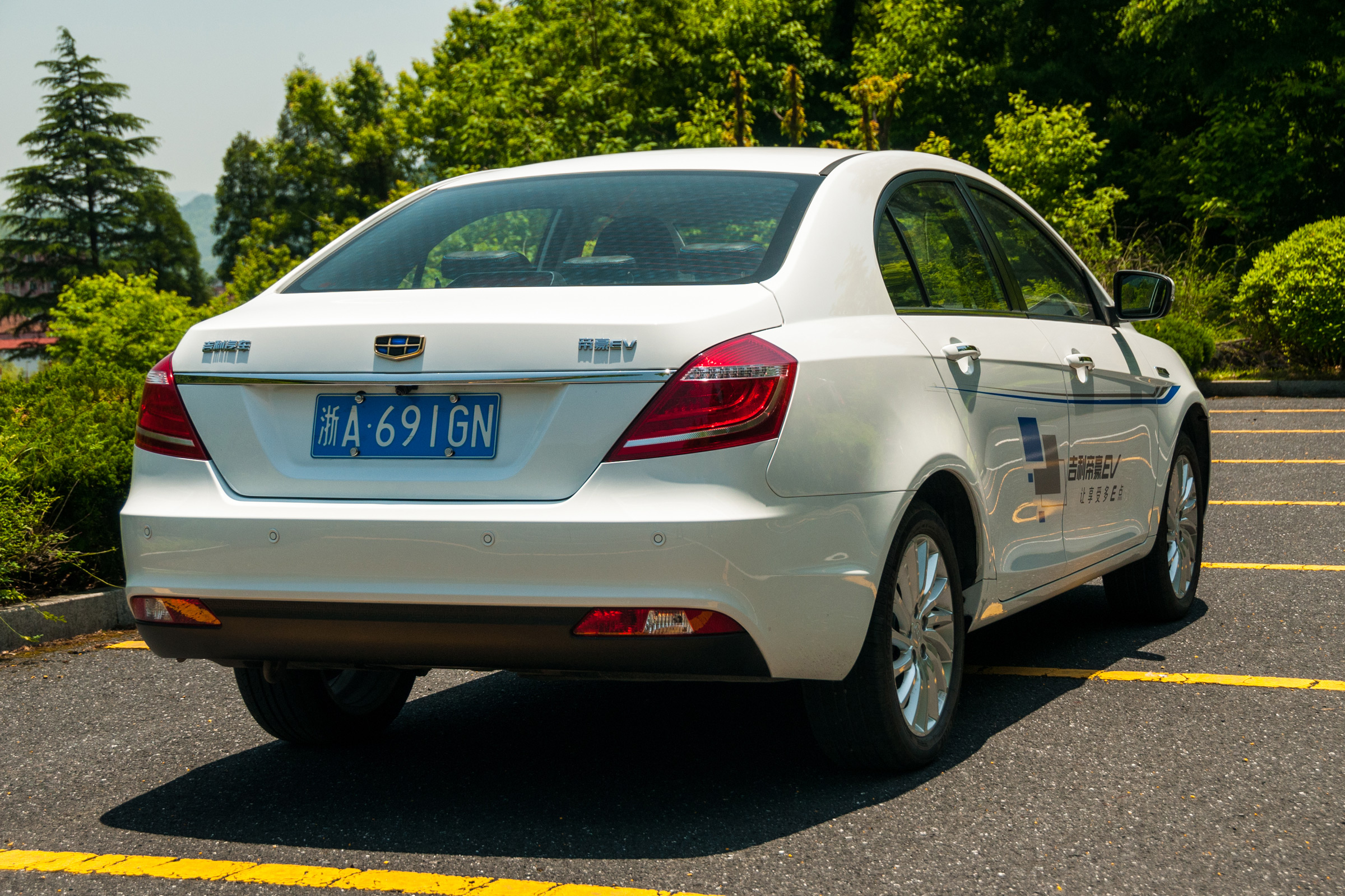 Emgrand EV 2016 - rear quarter