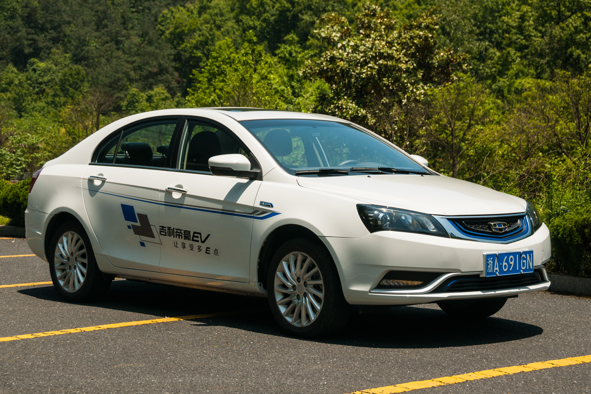 Emgrand EV 2016 - front quarter 2