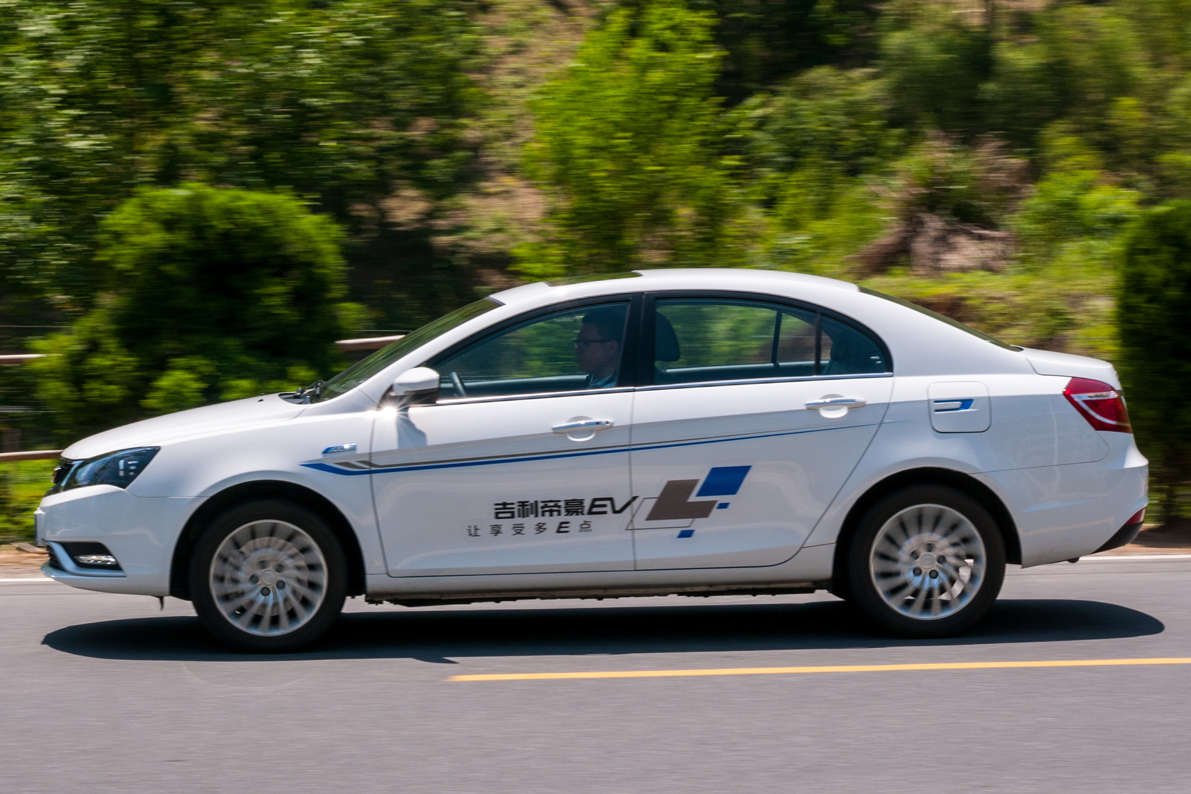 Emgrand EV 2016 - side tracking