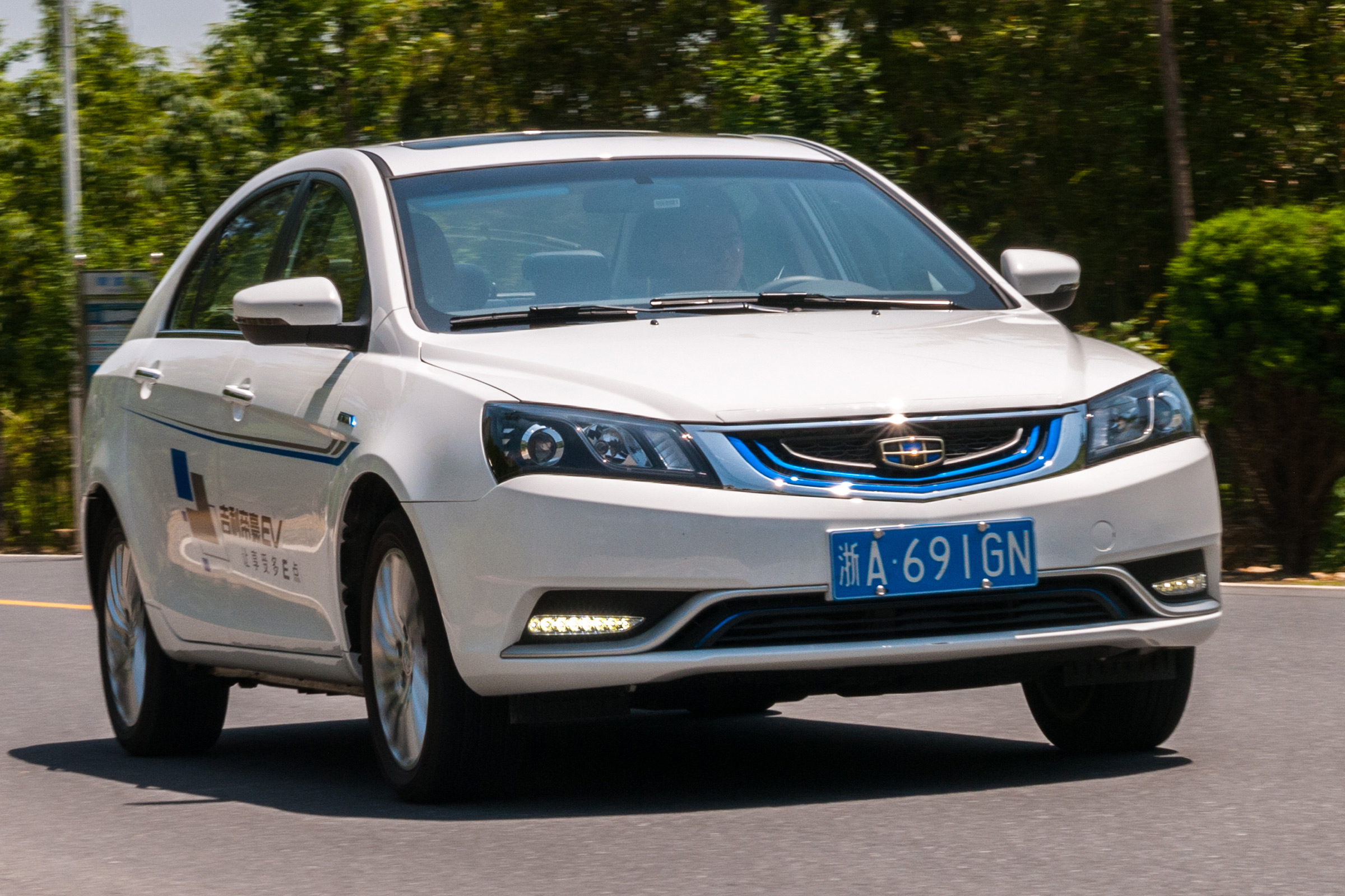 Emgrand EV 2016 - front tracking