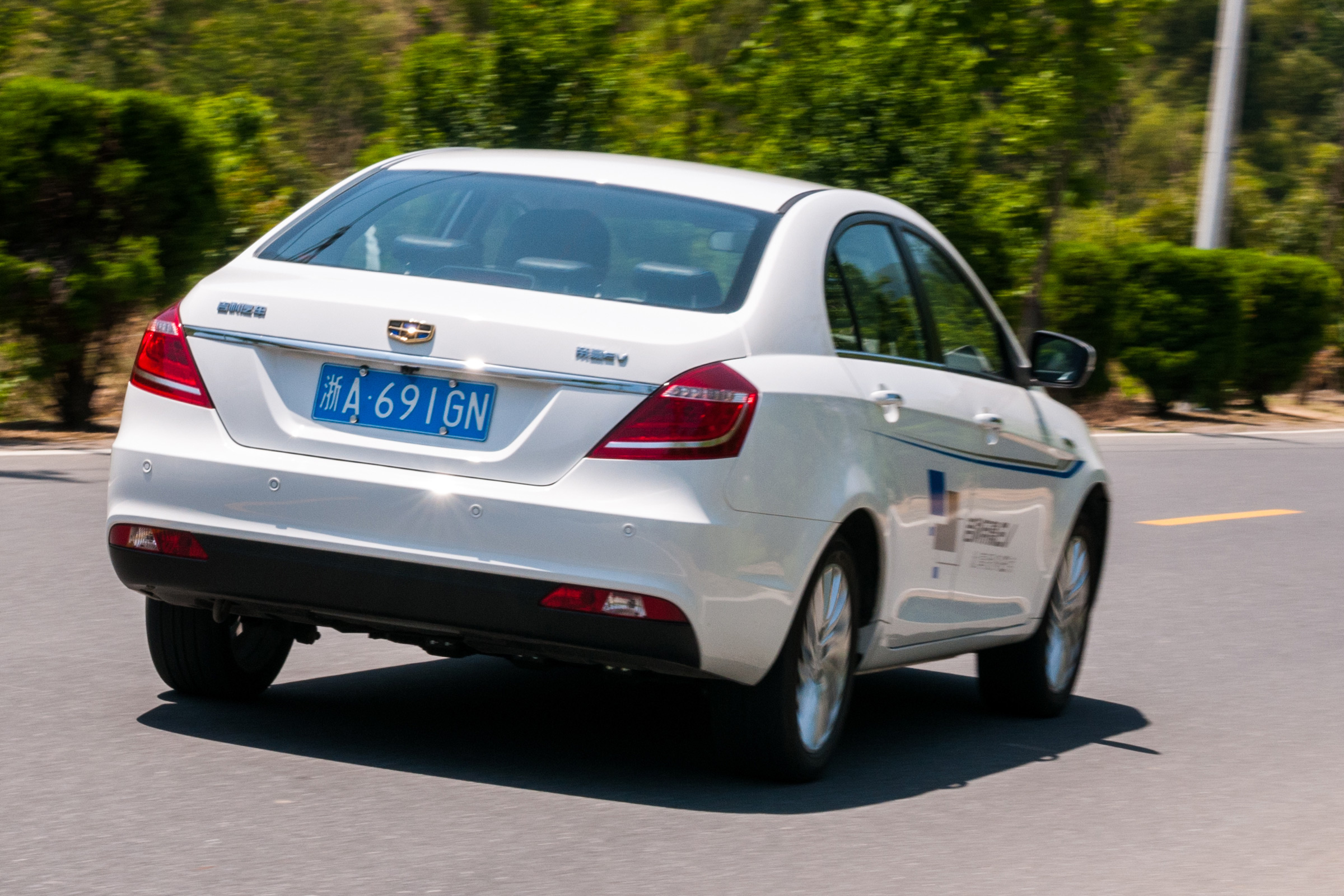 Emgrand EV 2016 - rear tracking