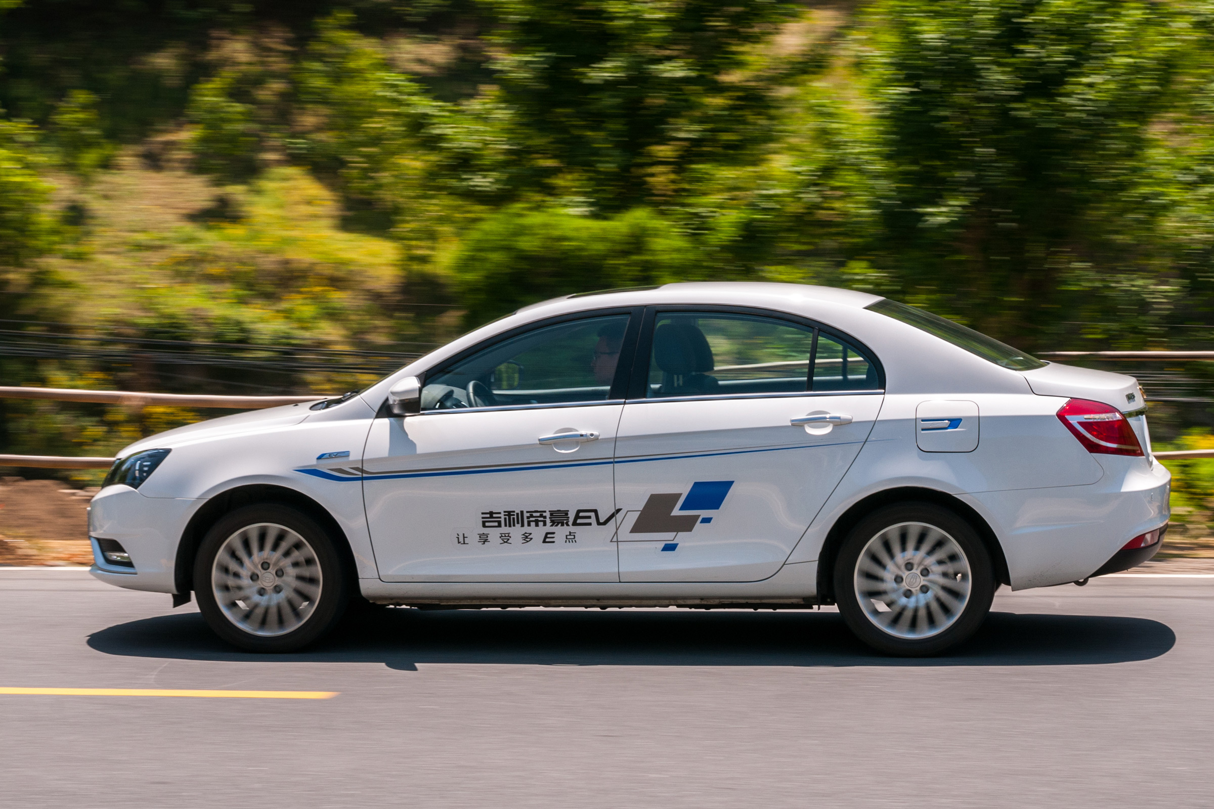 Emgrand EV 2016 - side tracking 2