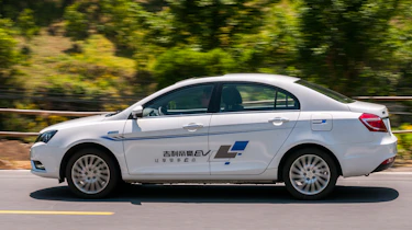 Emgrand EV 2016 - side tracking 2