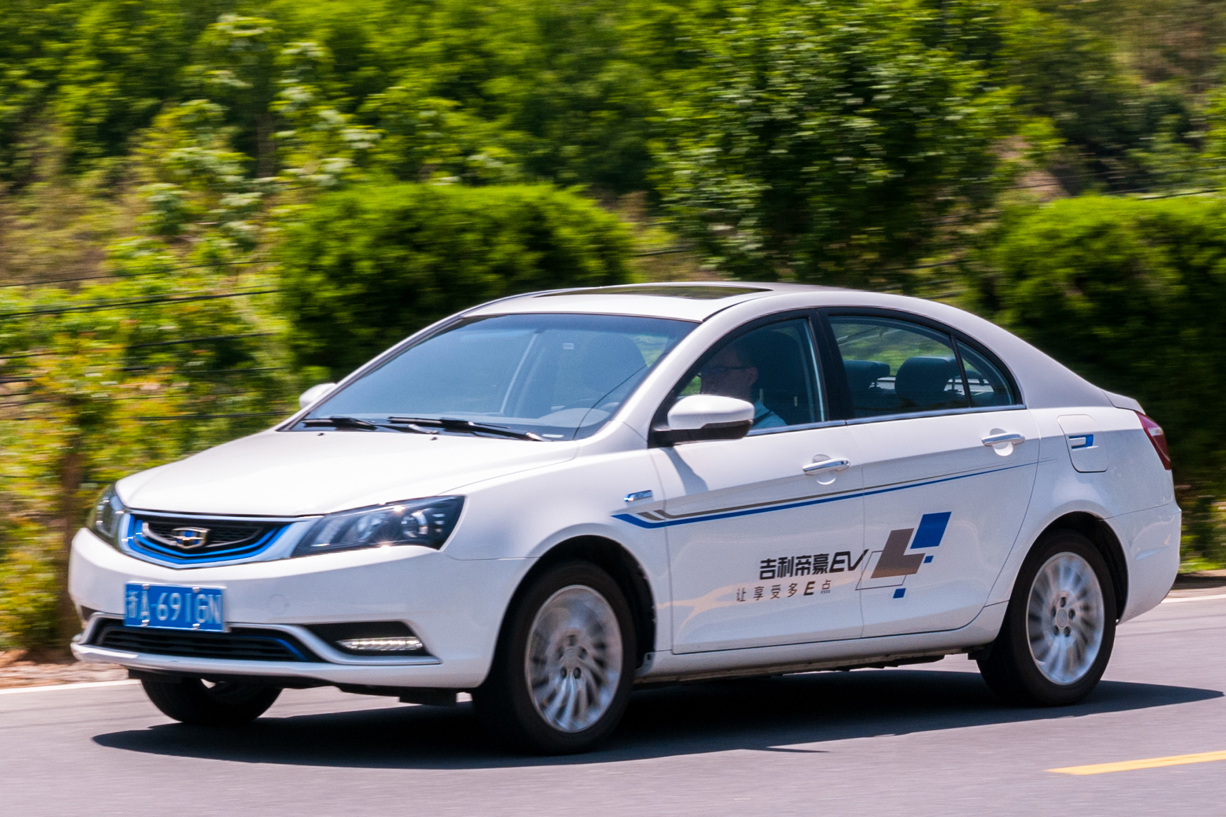 Emgrand EV 2016 - front tracking 2