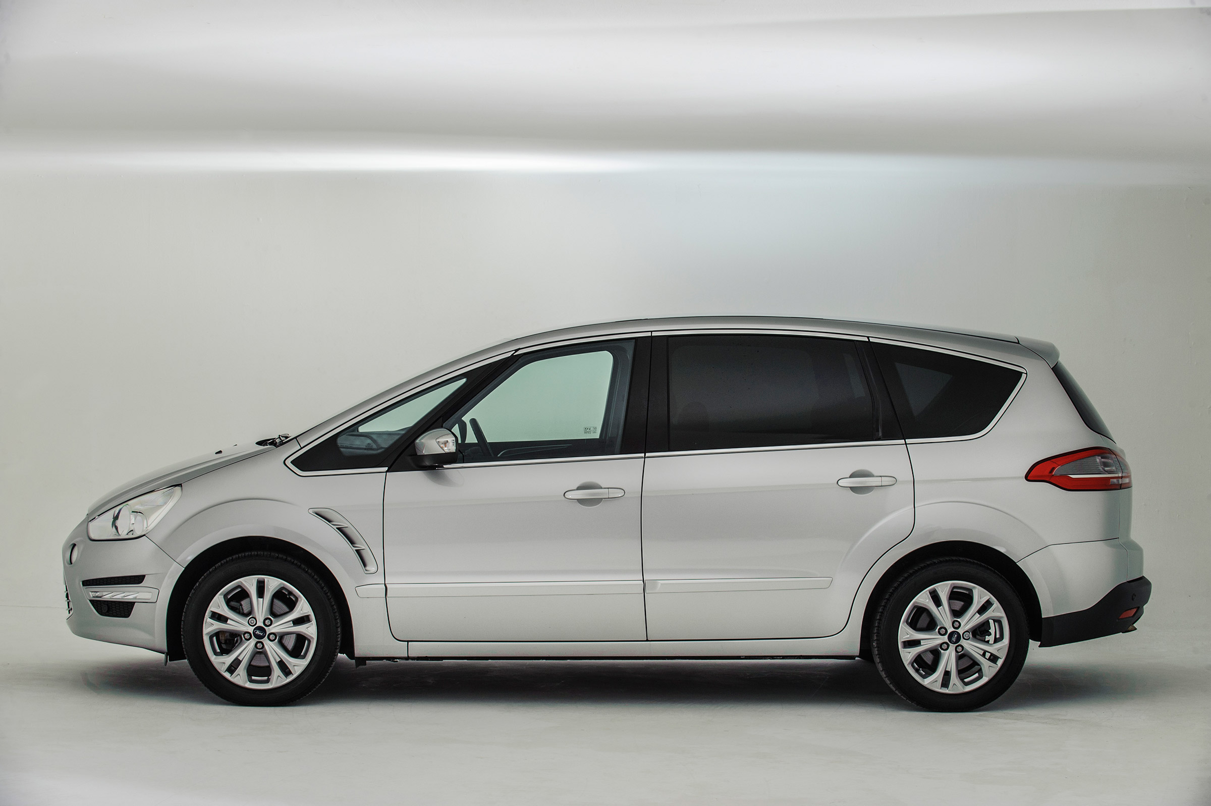 Used Ford S-MAX - side