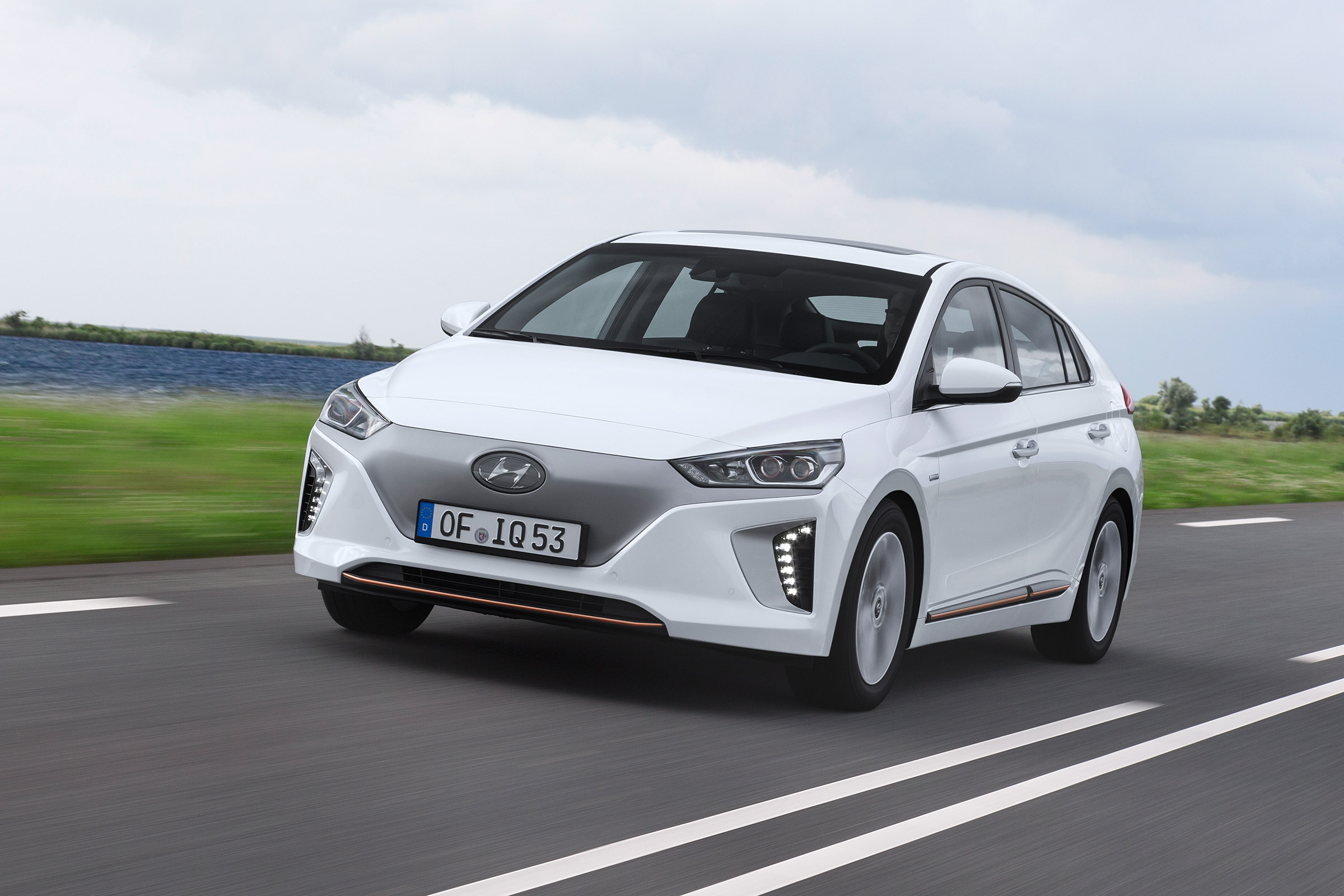 Hyundai Ioniq - front action