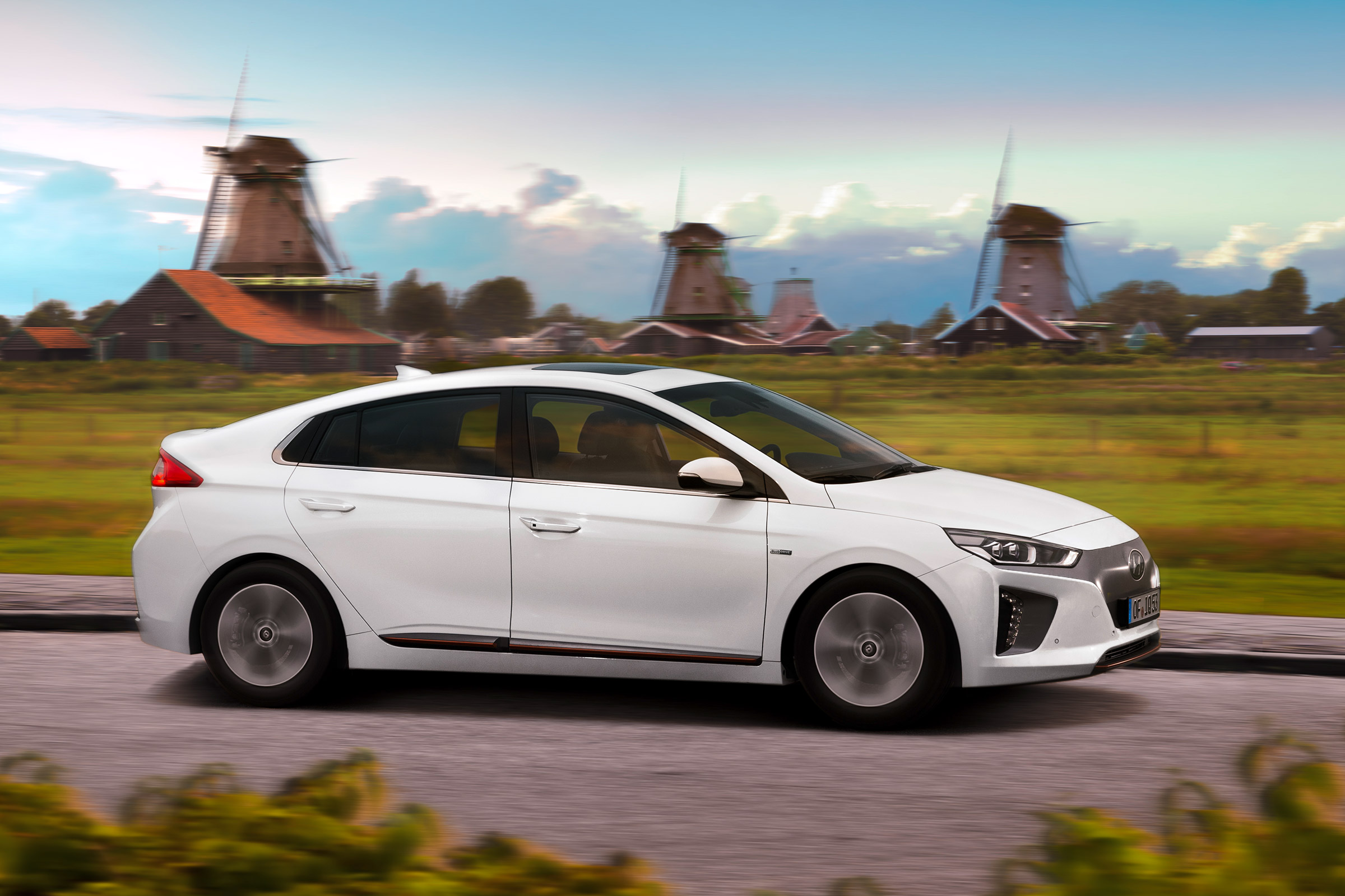 Hyundai Ioniq - side