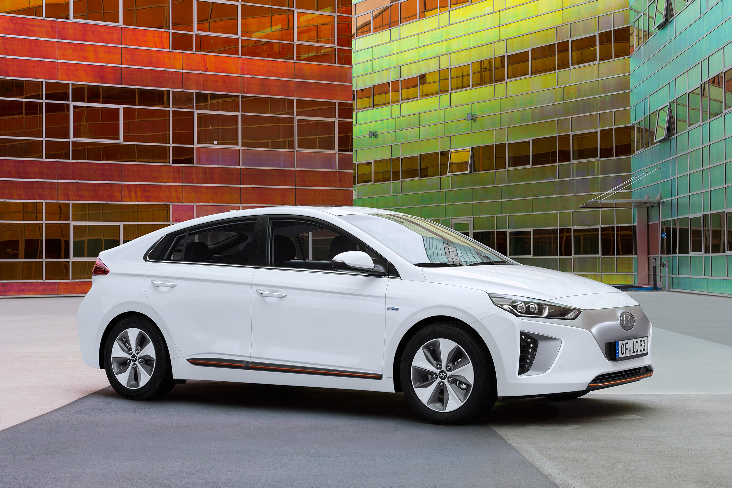 Hyundai Ioniq - front static