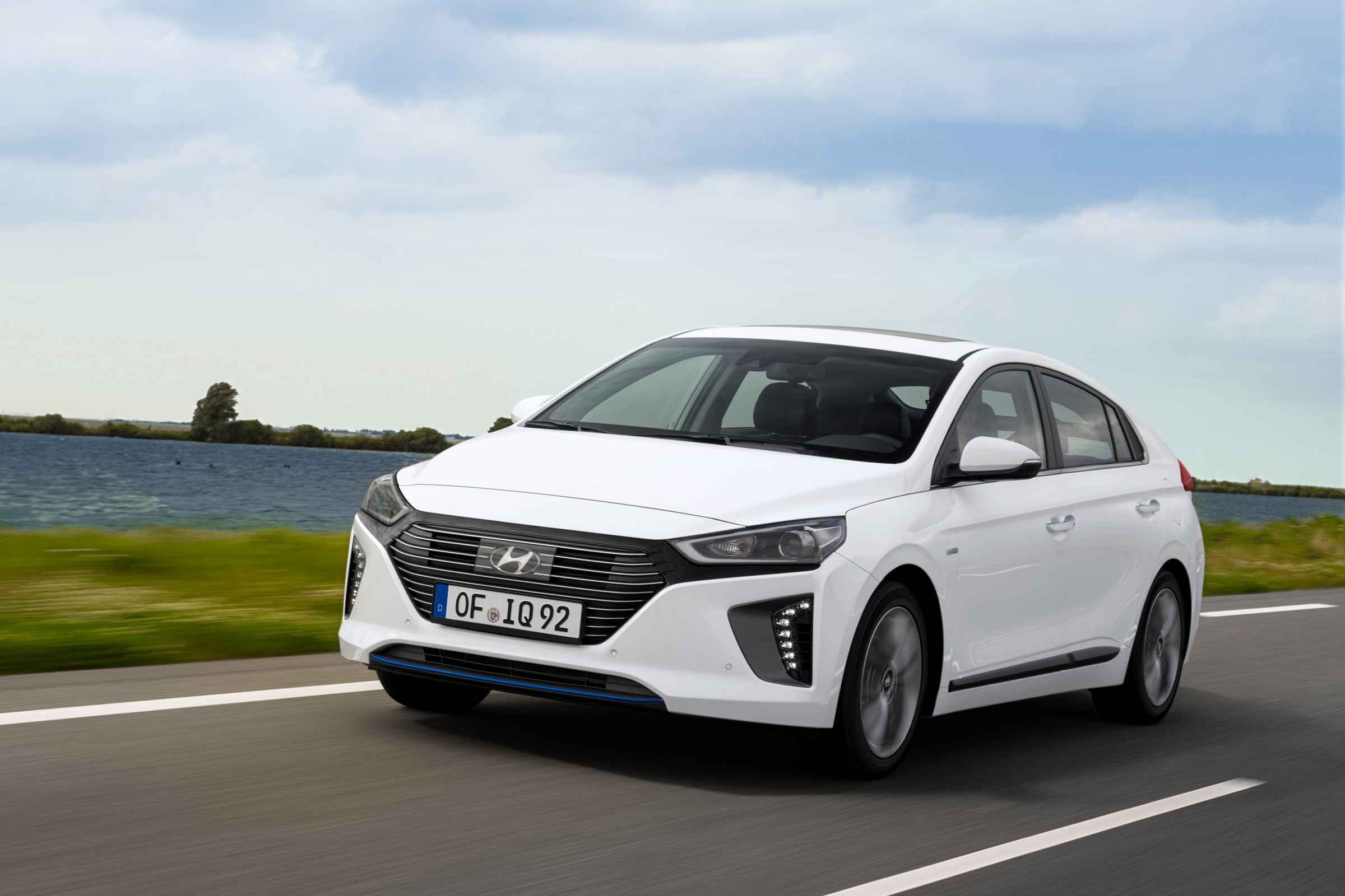 Hyundai IONIQ hybrid 2016 - front tracking 2