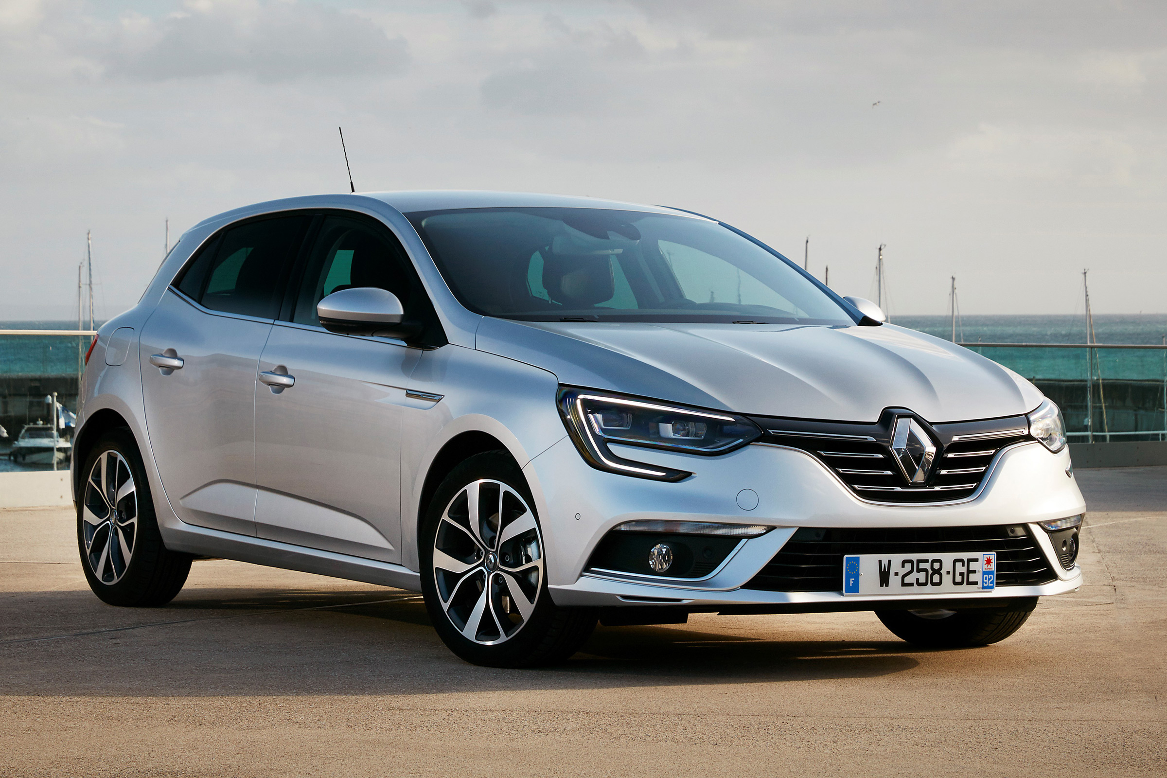 Renault Megane 2016 silver - front quarter