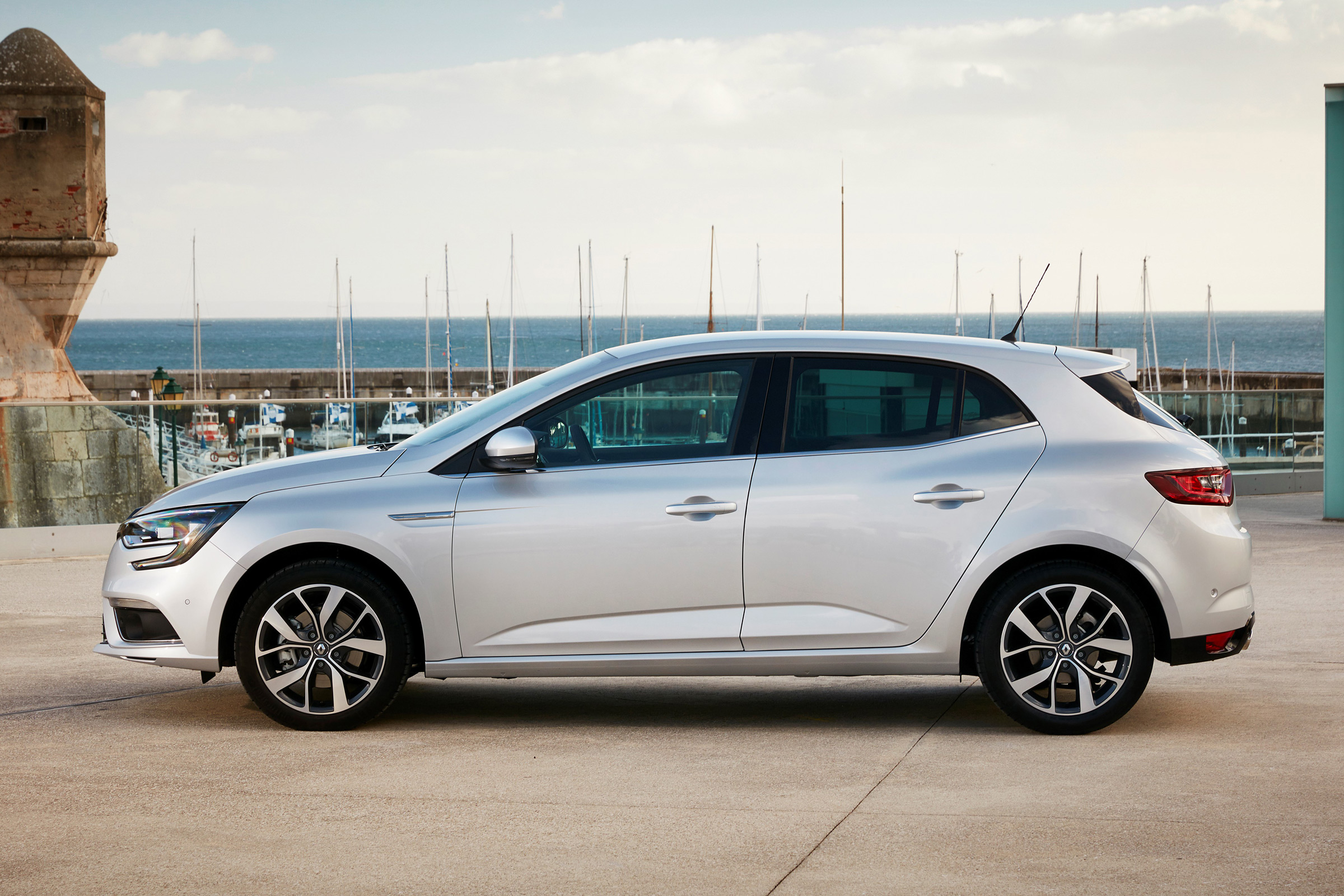 Renault Megane 2016 silver - side