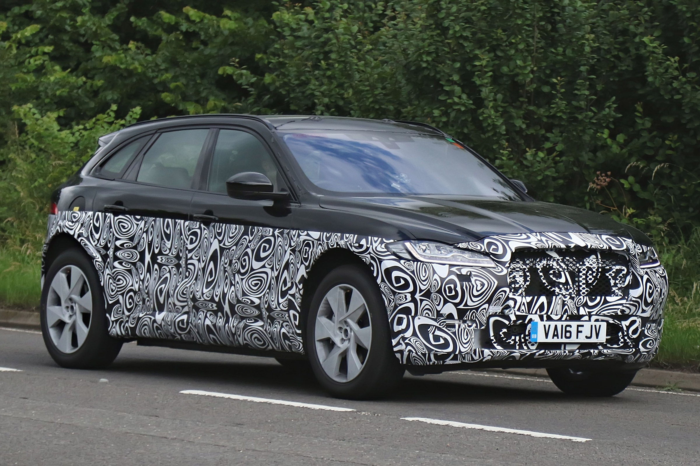 Jaguar baby F-Pace - front 