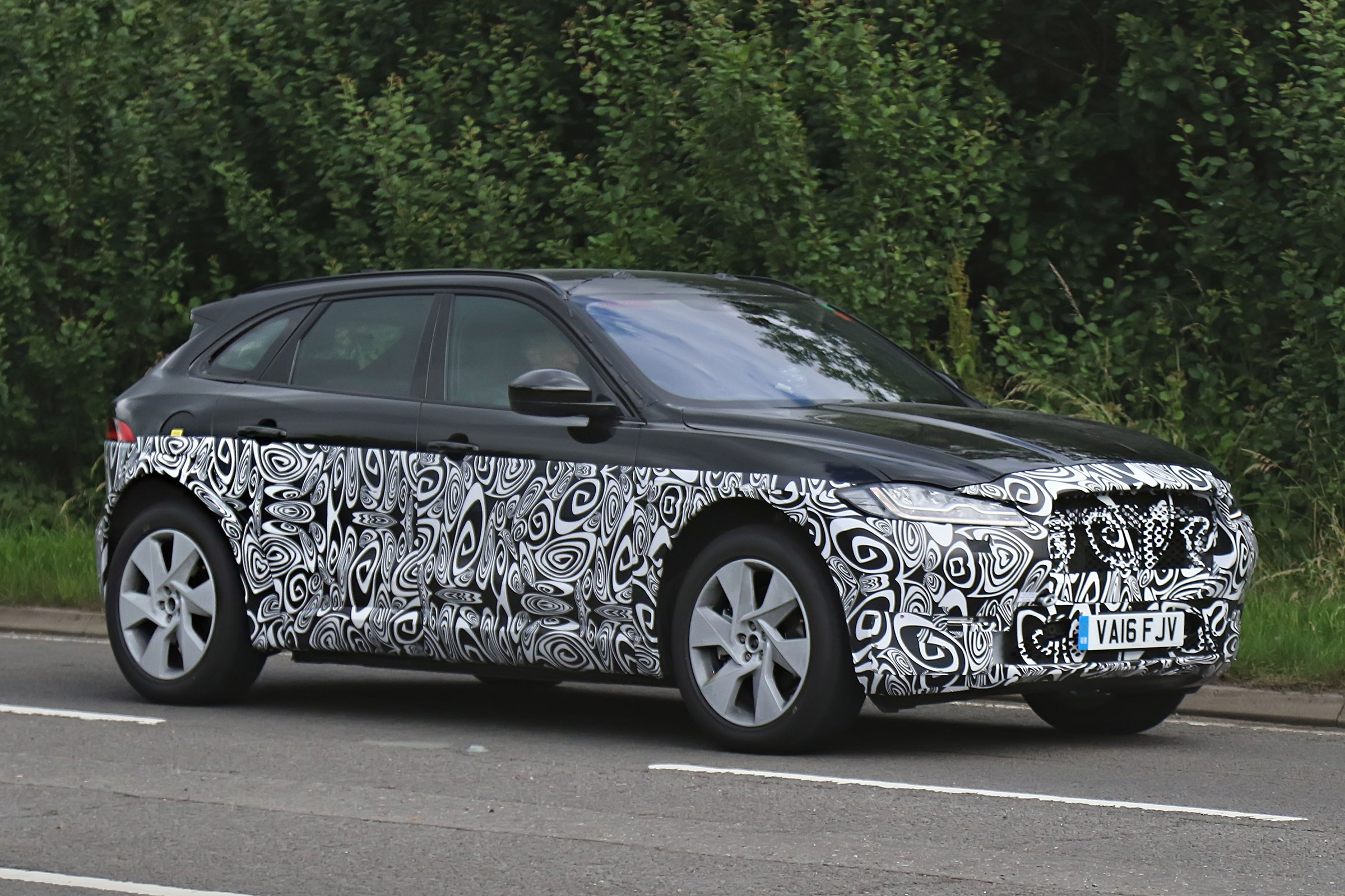 Jaguar baby F-Pace - front action