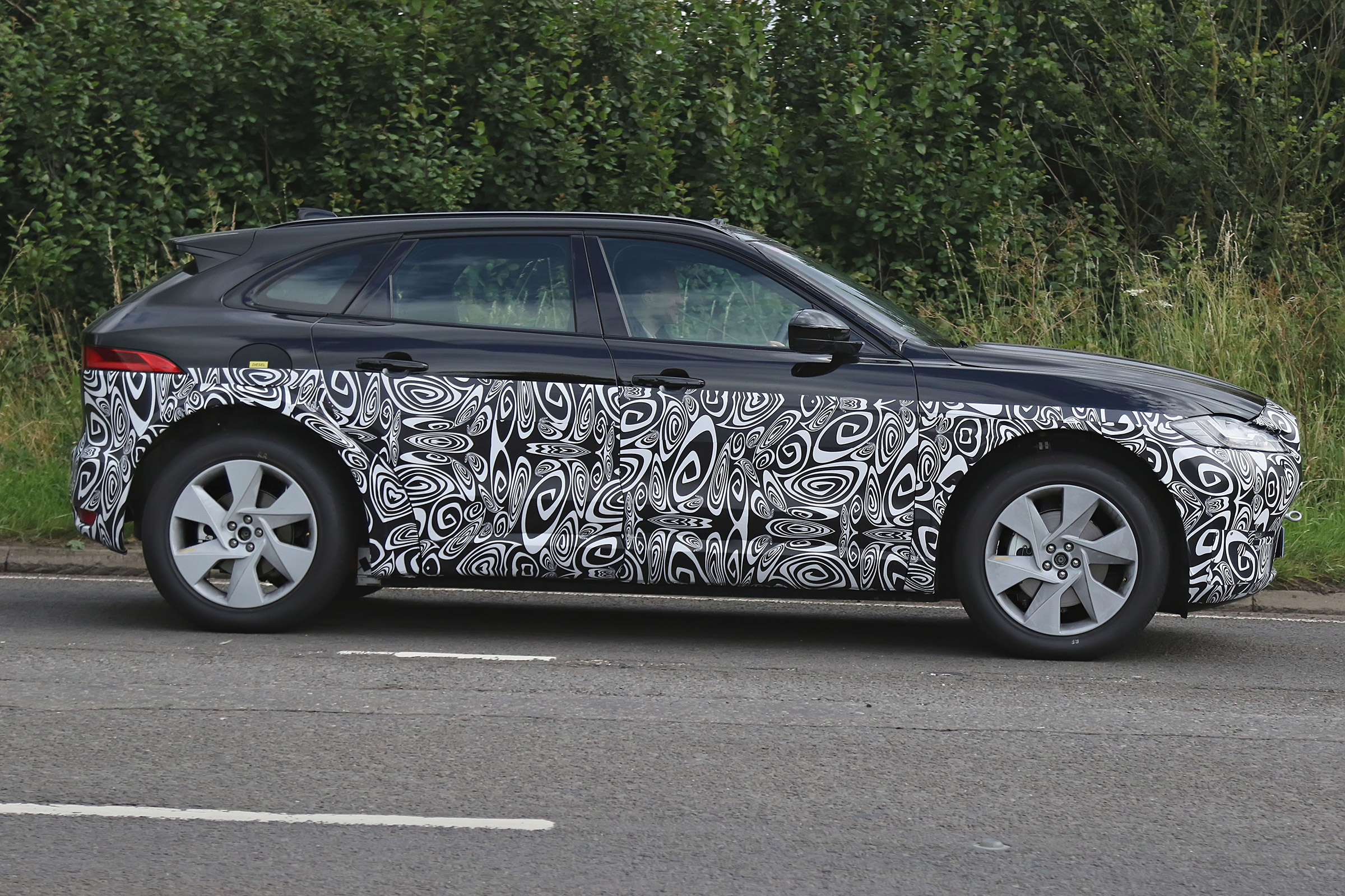 Jaguar baby F-Pace - side