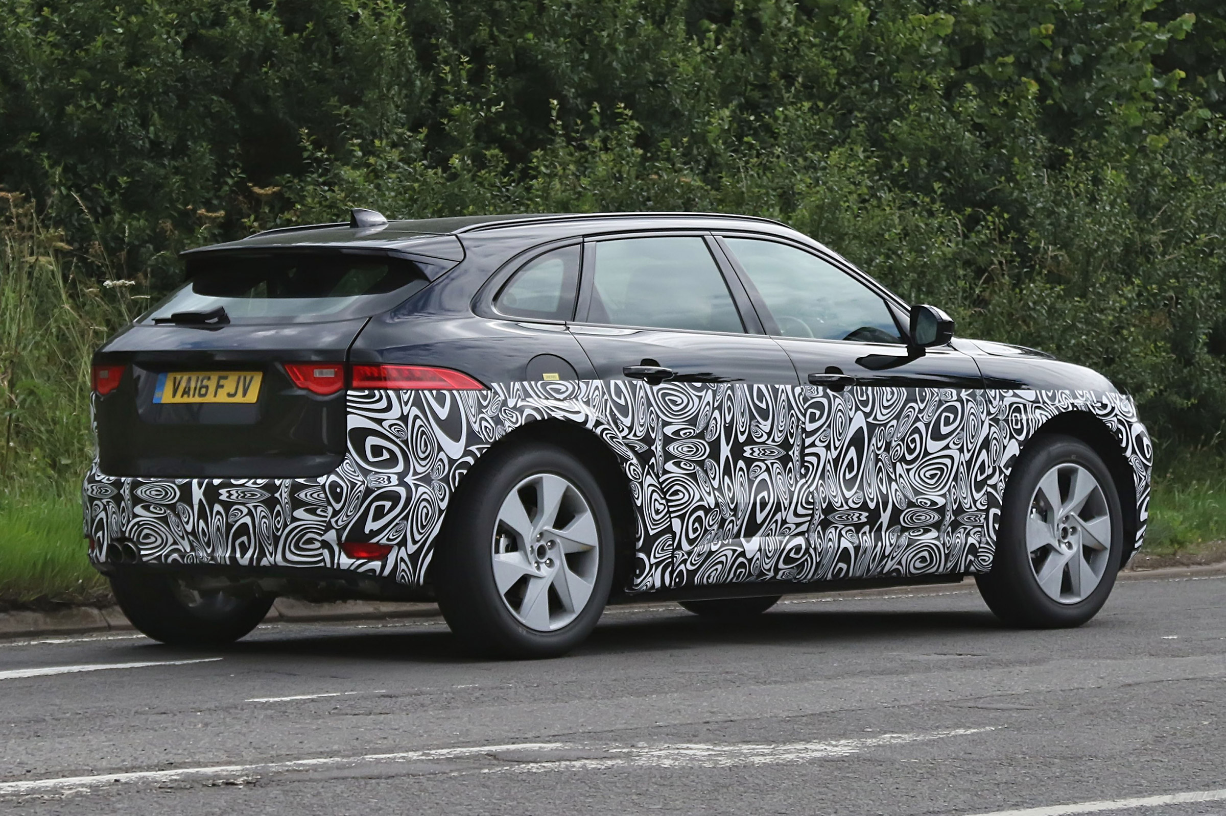 Jaguar baby F-Pace - rear
